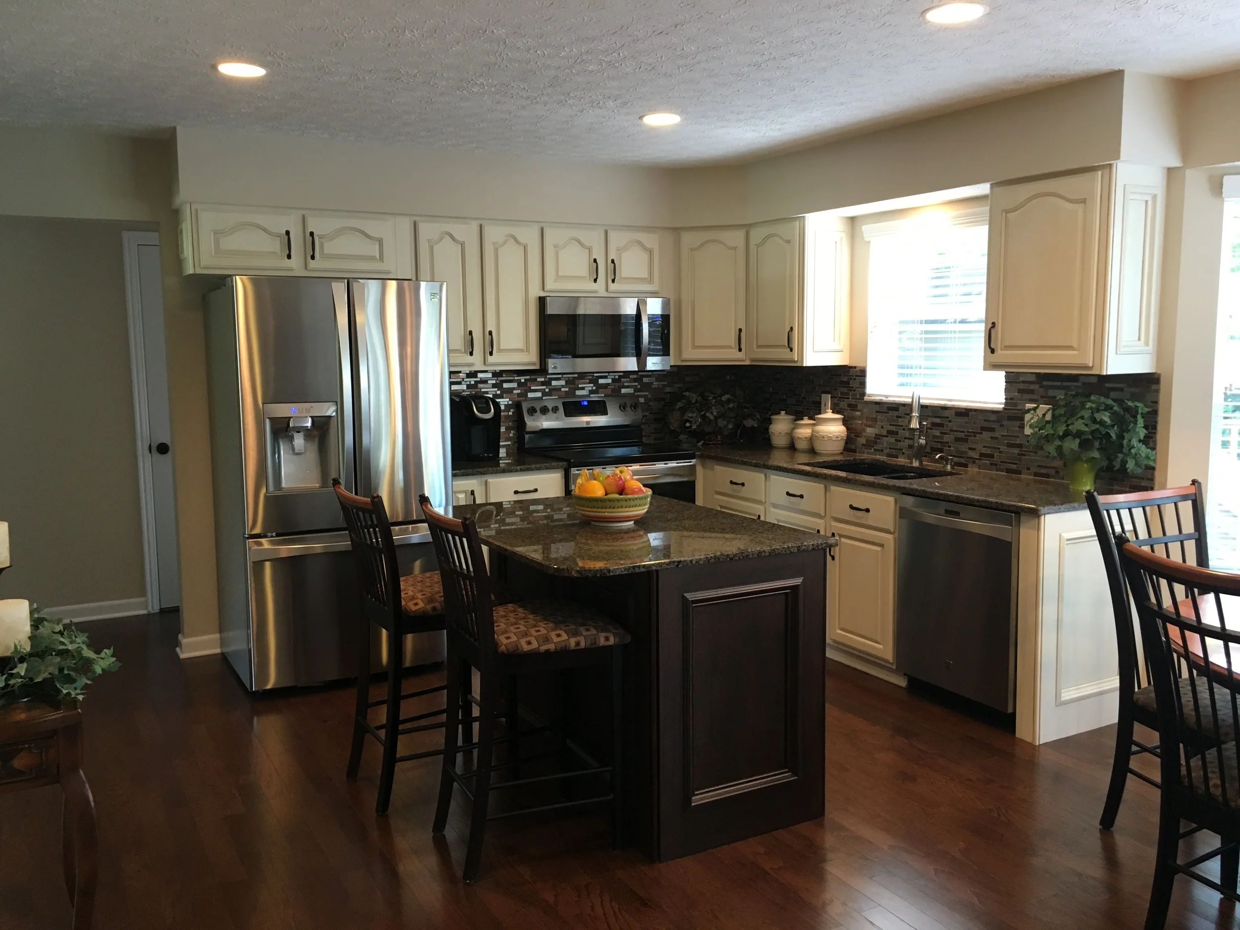 Parisienne Cream and Caoba Restain