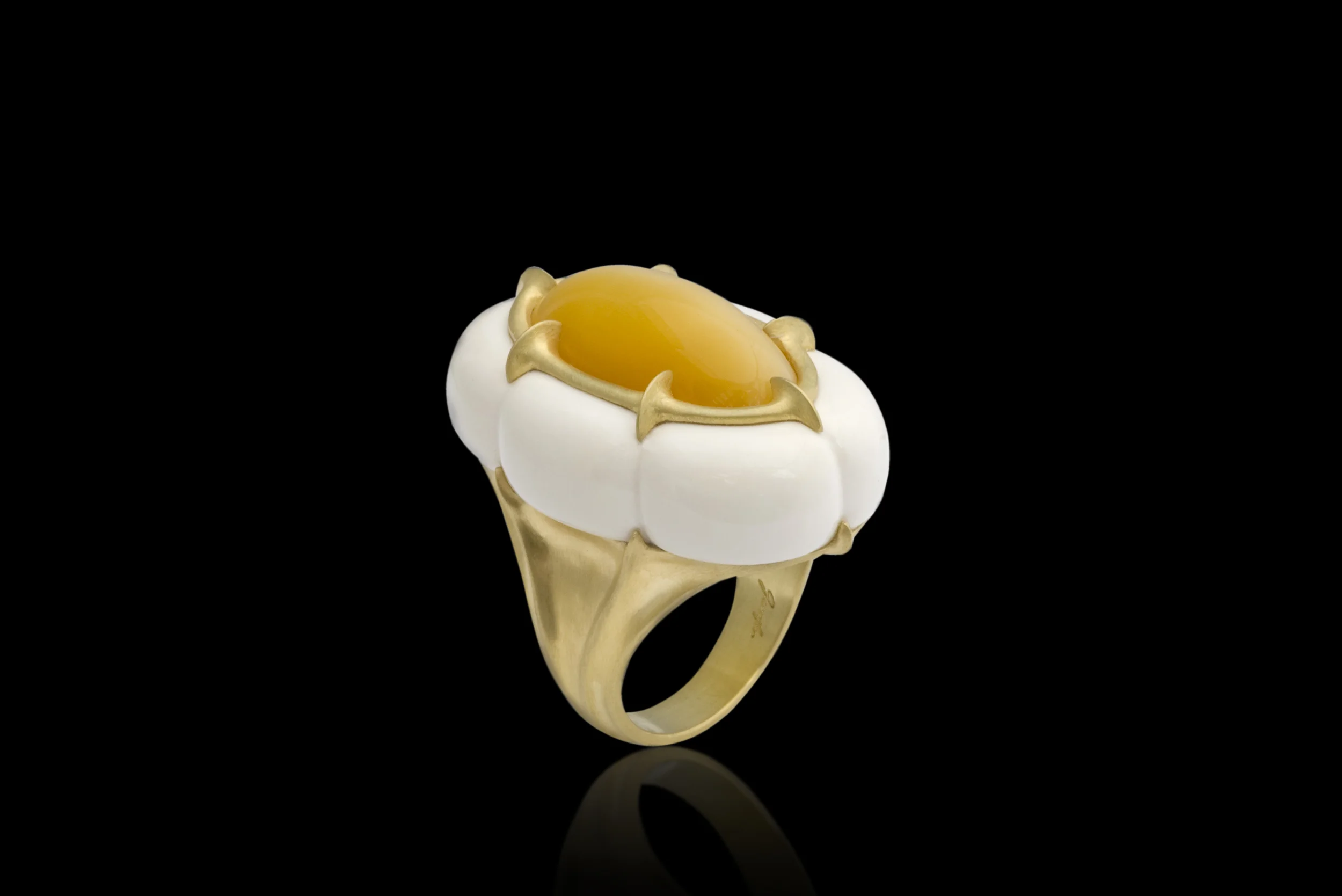 King’s Crown A pure heart realizes its own perfection. Ring in 18 karat Yellow Gold, with Catseye Opal, Cochalon $10,000