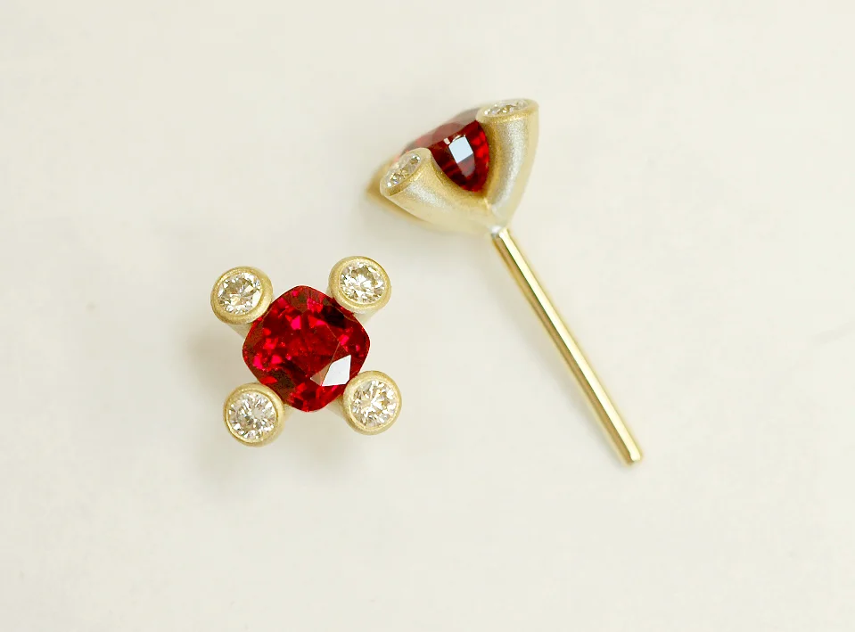 18 KARAT YELLOW GOLD EARRING STUD WITH INNOVATIVE CLAWS