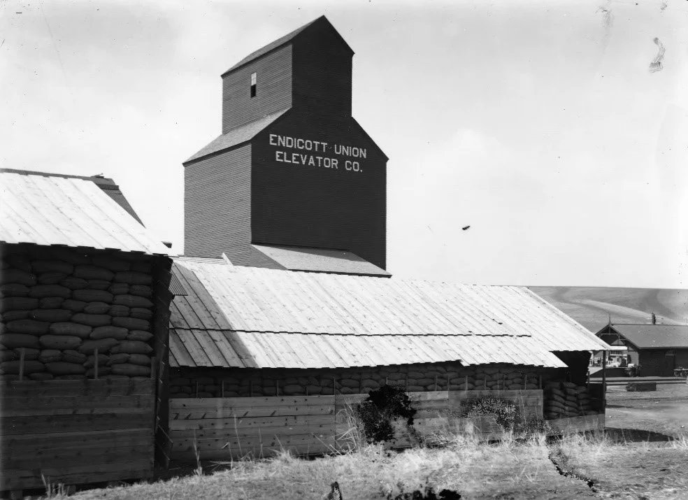 Endicott Union Elevator Company and Flathouse Railroad Grain Sack Storage (c. 1920); R. R. Hutchison Photograph Collection, WSU Terrell/Allen Library, Pullman