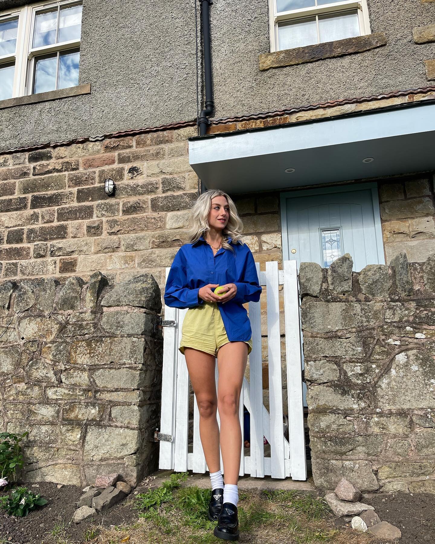 An apple a day and all that🍏
.
.
.
.
.
#pradaloafers #shortshorts #loafers #buttonupshirt #buttonup #platinumblonde #loafershoes #pradashoes #ukcountryside #countrysidelife #derbyshiredales #derbyshire #colourblocking #summerootd #summeroutfits #sum