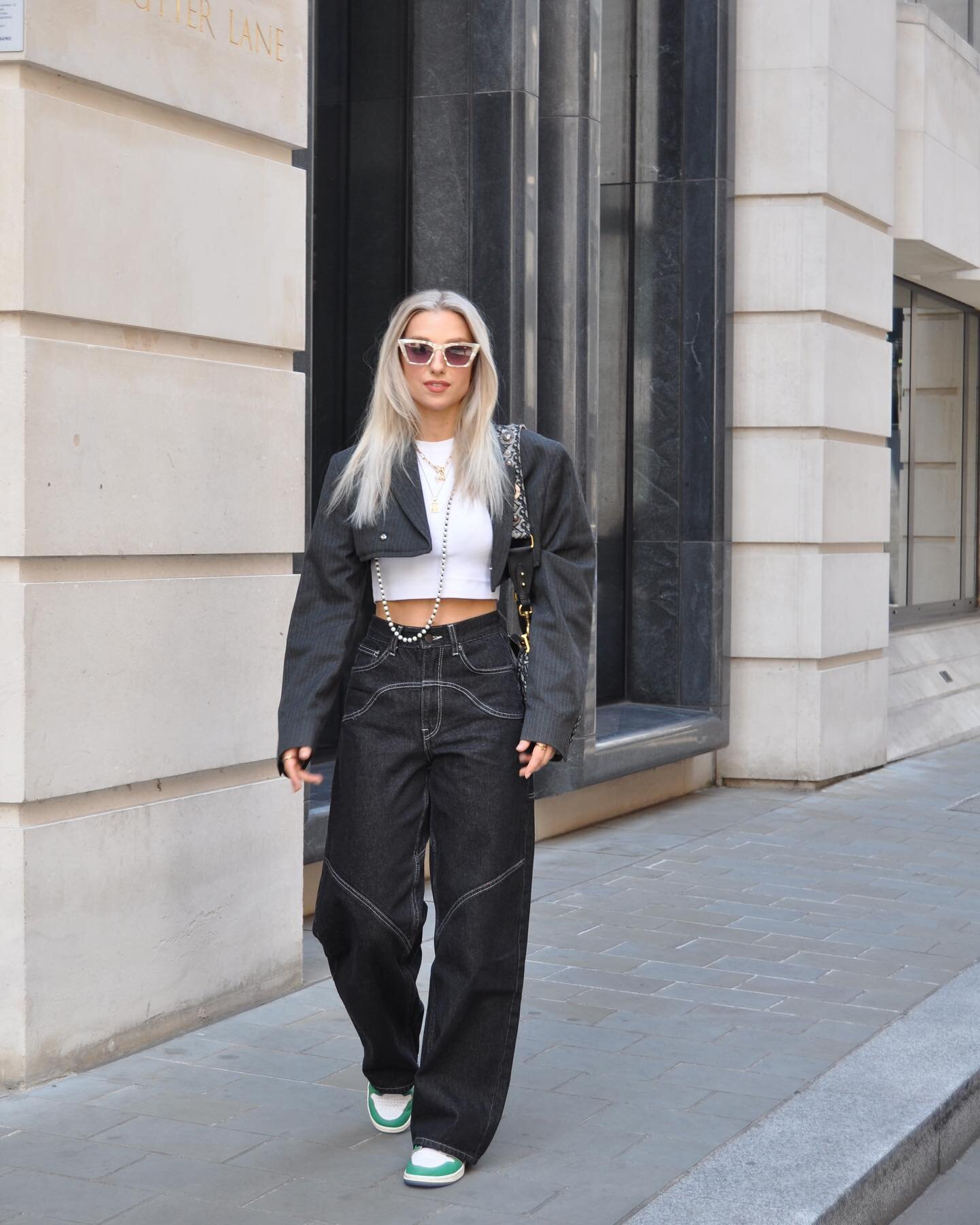Throwing shade🕶🚨 

Outfit Details
Cropped blazer: thrifted/diy
Tank: @zara
Jeans: @hm 
Sunglasses: @andotherstories 
Bag: @dior @vestiaireco 
.
.
.
.
.
#londonstyle #londonstreetstyle #londonoutfit #widelegjeans #widelegtrousers #flaredjeans #strai