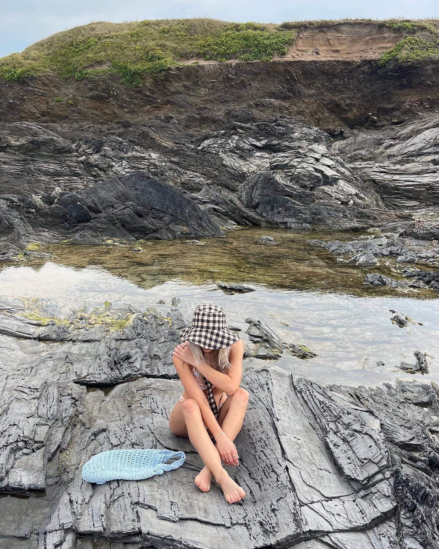 Peek-a-boo🙈
.
.
.
.
.
#cornwallcoast #cornwalllife #cornwalluk #cornwallliving #lovecornwall #cornwallholiday #bikinilife #bikinigirl #rockybeach #netbag #crochetbag #sunhat #bikiniseason #visitcornwall #andotherstories