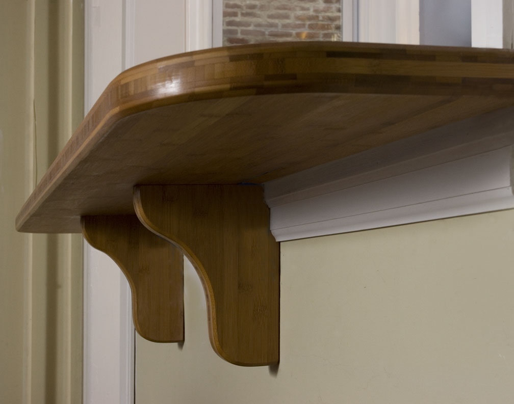  The breakfast bar in the dining room has custom-built bamboo corbels. 