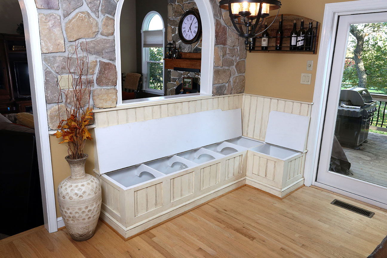  The bench tops lift up to reveal storage space inside.&nbsp; 