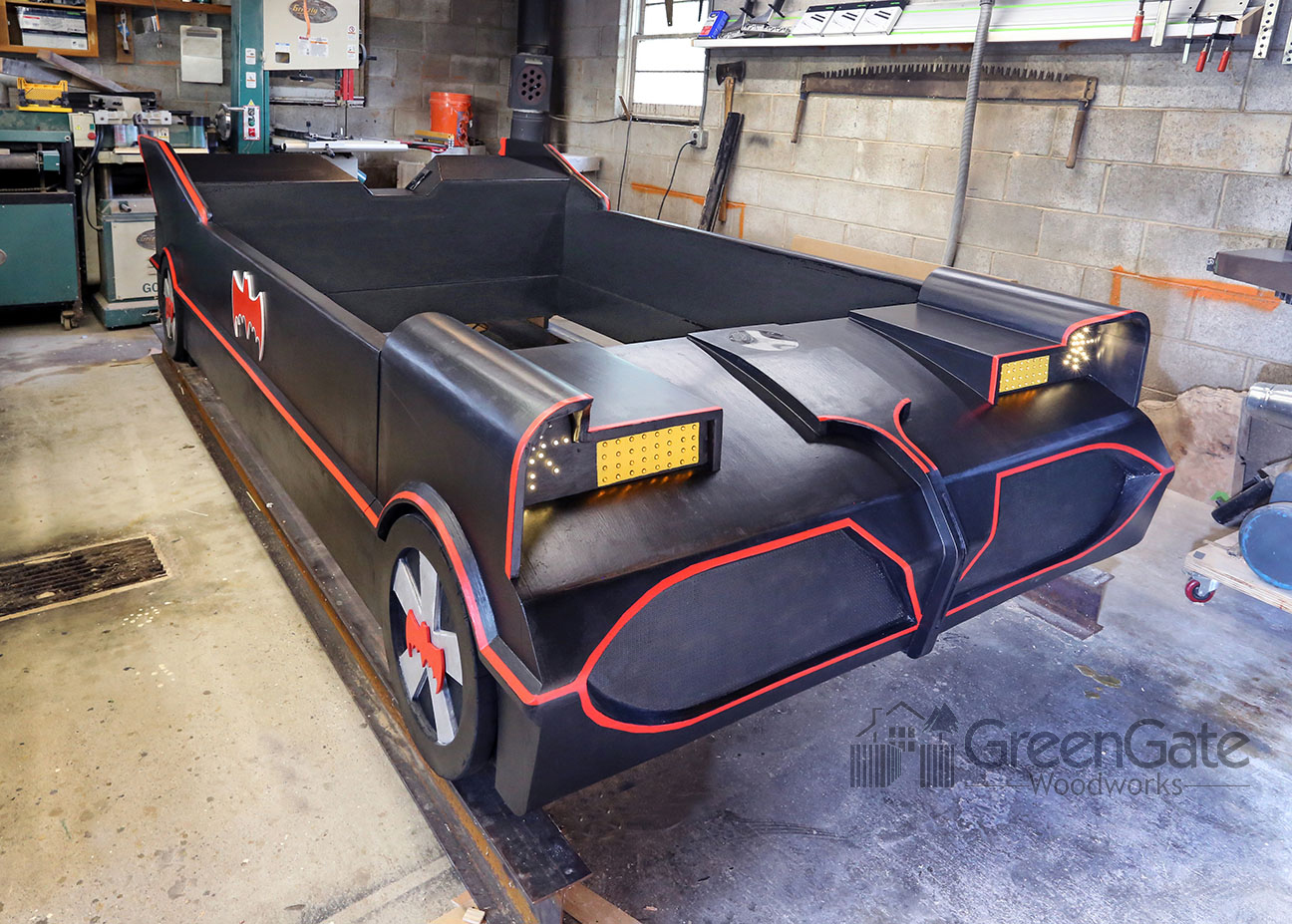 Here is another wide shot of the completed bed. This was a really fun project, and I’d love to make more like it in the future, so contact me with your exotic bed ideas, etc.