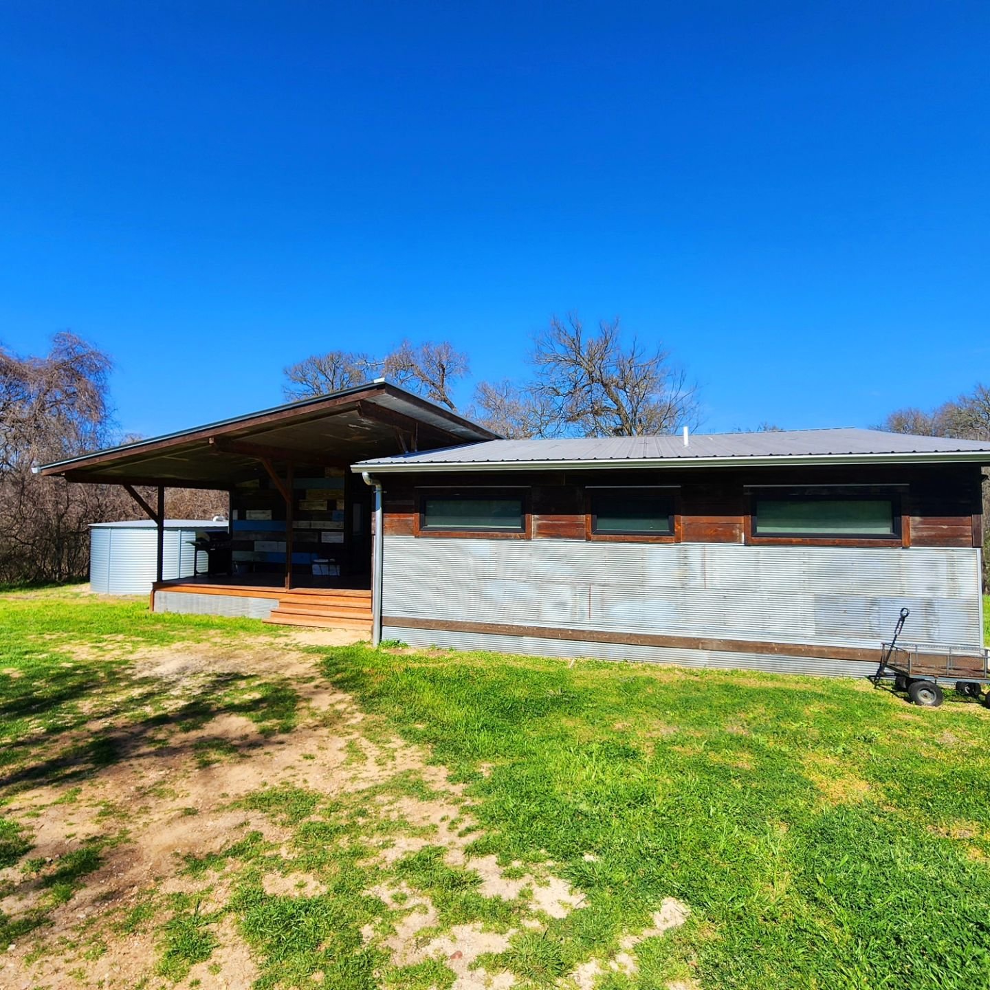The Lodge Eco-Cabin 🌲 Need a quiet getaway? Come to Green Acres! Now 20% off reservations this weekend. 
#glamping #nature #reset
Check us out @ greenacresatx.com
