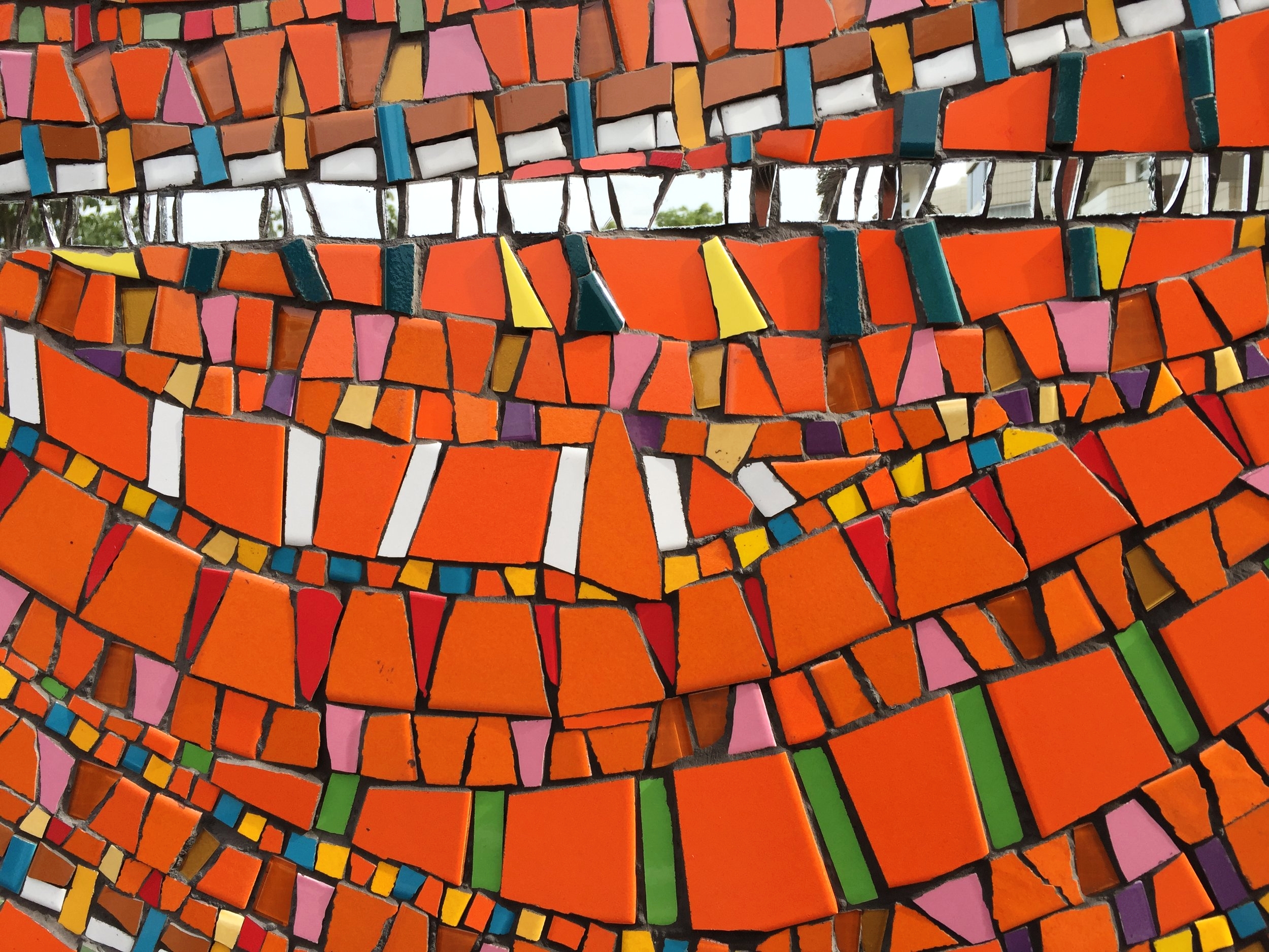The two figures in the mural symbolize both the shape of the master plan designed by Costa and the organic shapes in Niemeyer’s architecture. The mosaic refers to the roots, colours, rhythms and multiculturalism of Brazil.