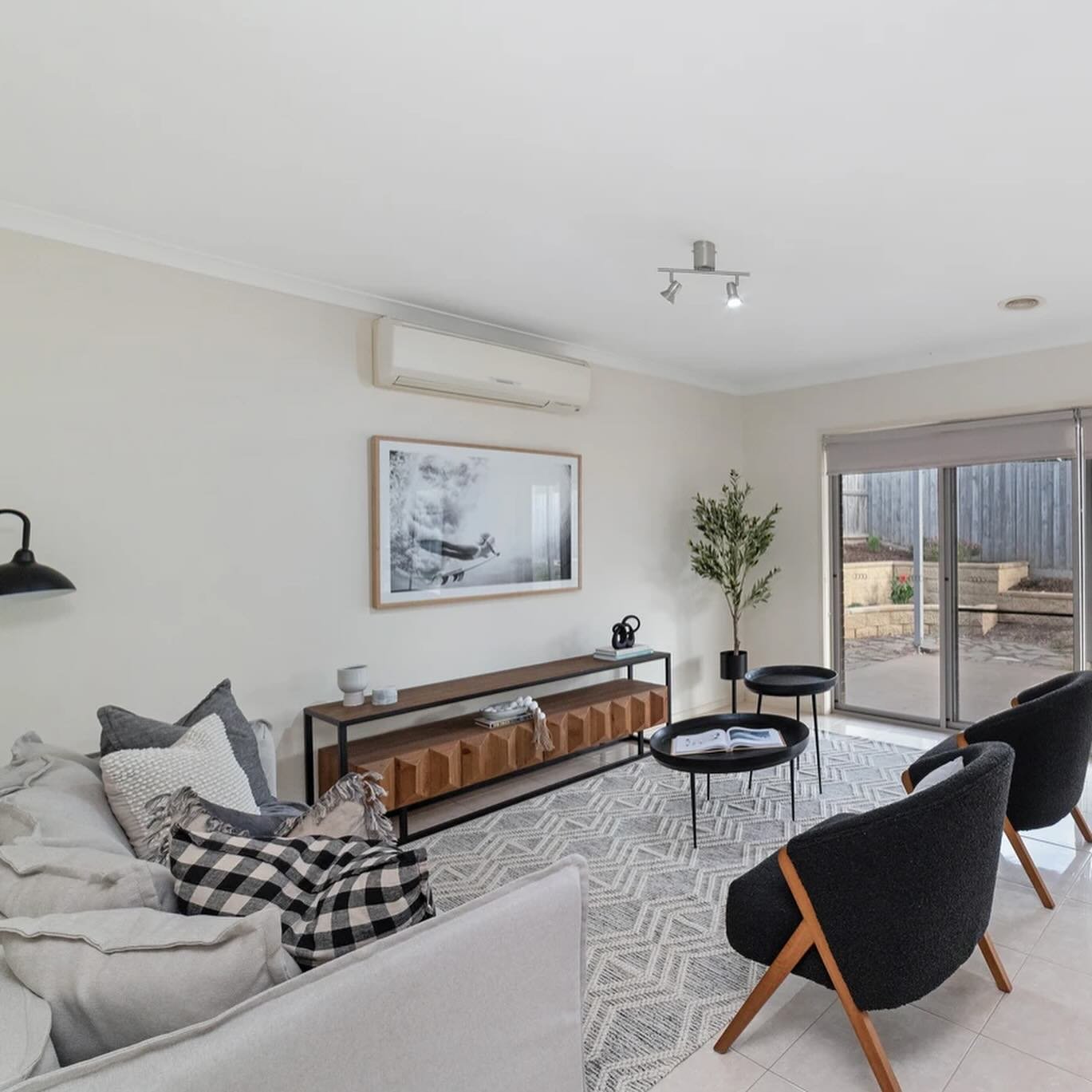 Welcome to 7 Napthine Terrace – your riverside dream home with room for the WHOLE family! 😍 With two spacious living areas and four large bedrooms, this beauty has everything you need and more. Perfect for entertaining, relaxing, and making me