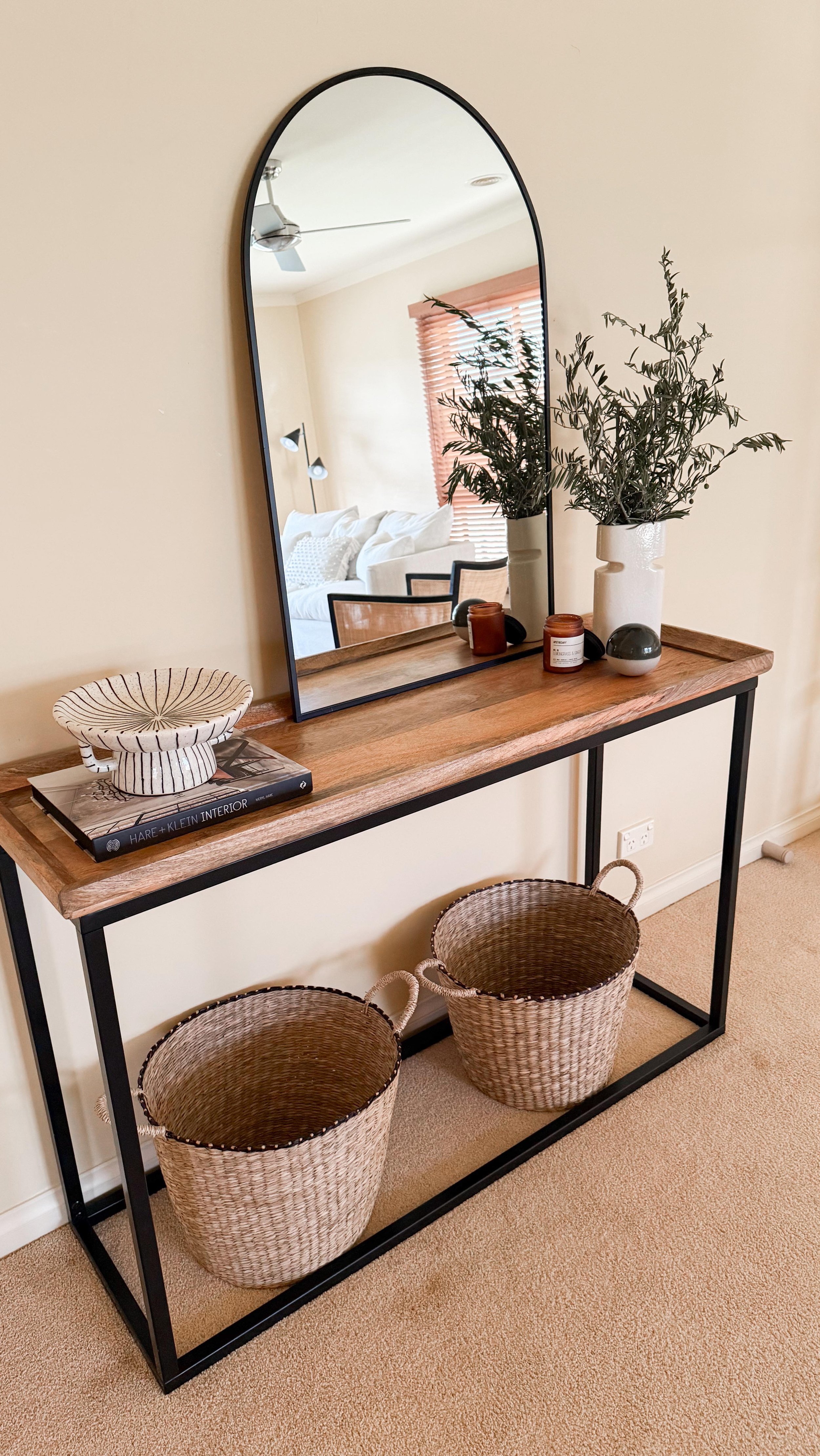 Welcome to 24 Dunvegan Court - where classic styling meets modern charm! 🏡 This stunning 3-bedroom beauty is just steps away from the river, offering the perfect blend of tranquility and convenience.
We’ve staged this gem to highlight its ti