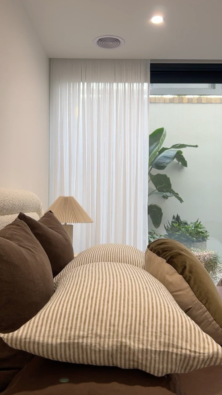Want to bring the cozy autumn vibes into your home? Here’s how we created this stunning bedroom using earthy brown and green tones!
Start with Earthy Tones: Opt for rich browns and warm greens for an instant autumn feel. These colors create a