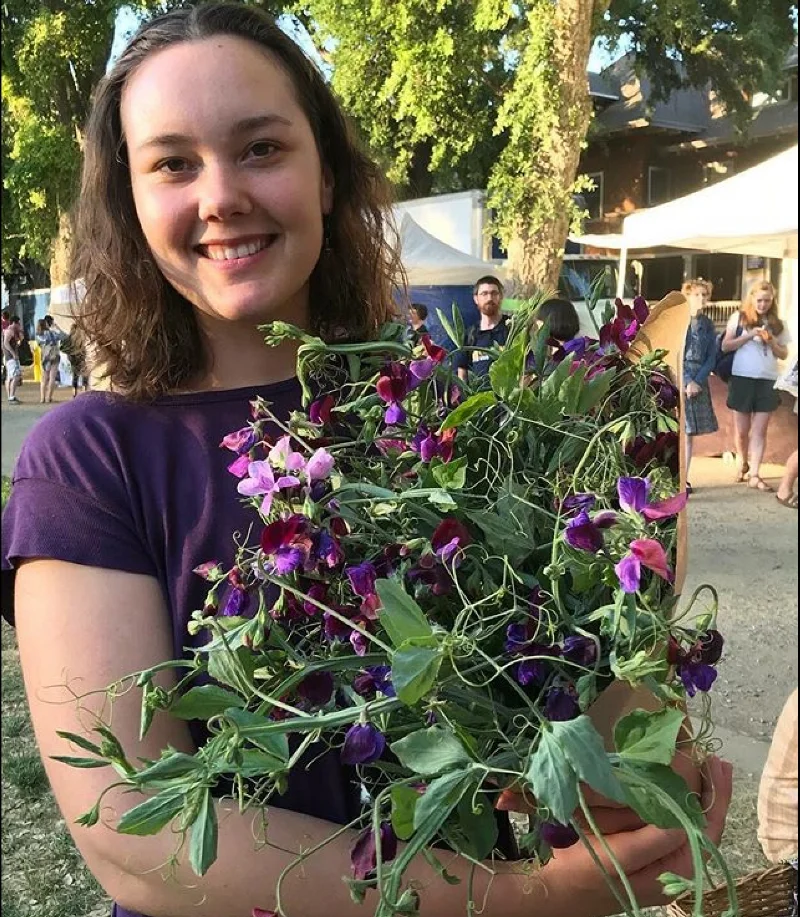 Rachel at the 2018 Whole Earth Festival. Flowers by @flowermama