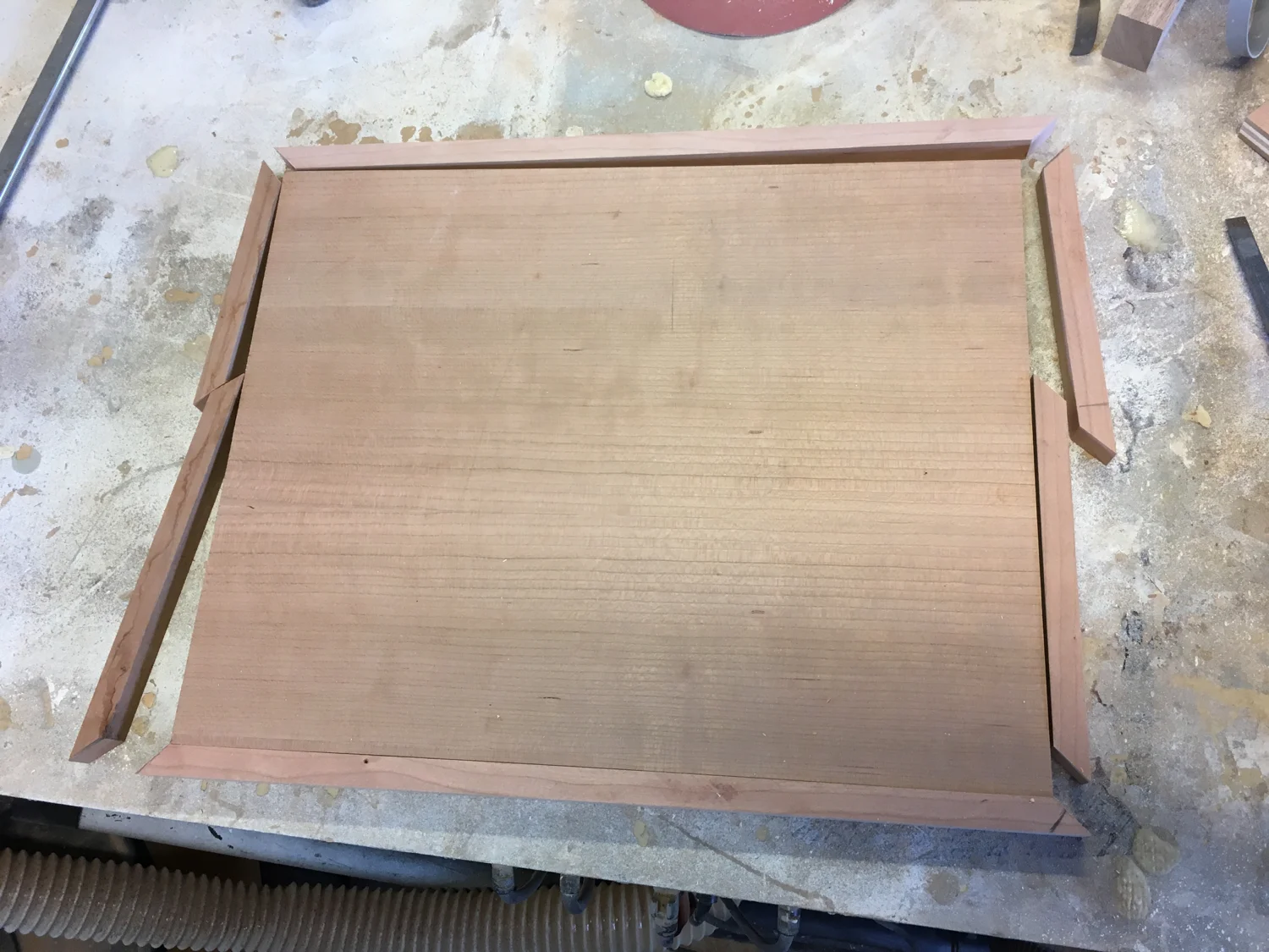 This is a simple refurbishment of a side table. The top was a very boring piece of particleboard, so it needed to be jazzed up. I had a spare piece of cherry plywood and was just given a few scraps of cherry trim, so a cherry top made sense. Since m…