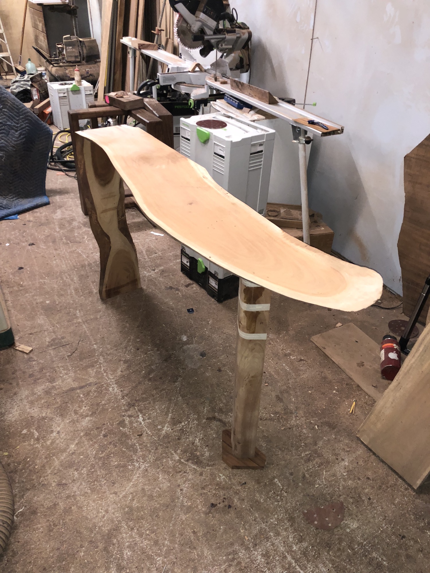  Okay, that was a bit of technical woodworking. Not super simple, but not crazy complicated either. This part was much harder for me. I needed to design a leg that works with the shape of this piece. The slab has very organic lines from the natural e
