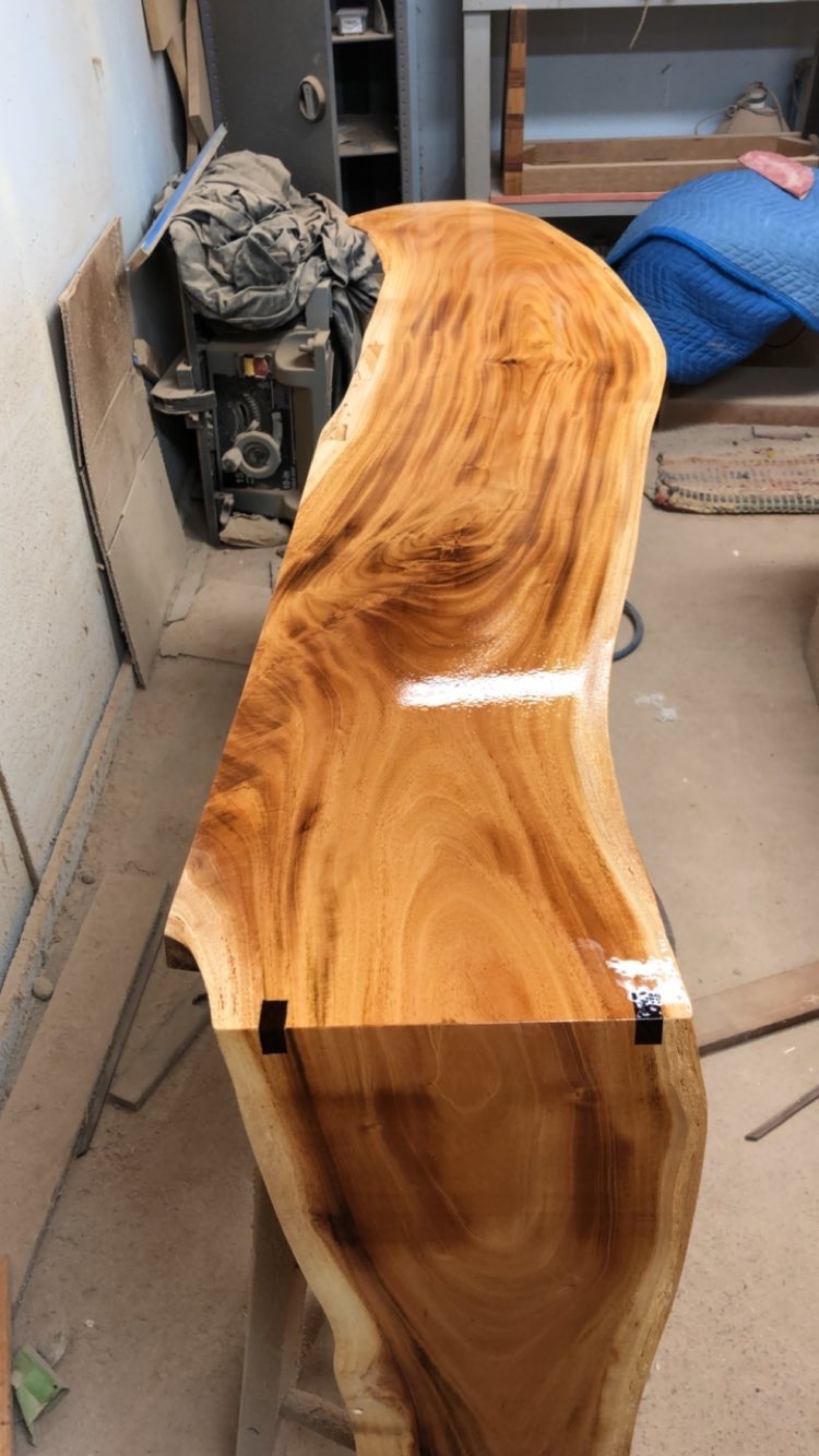  This is a good shot of that completed miter with the wenge splines. You can see that the lacquer is wet here -- once it dries it won't have any glossy reflectivity.&nbsp; 