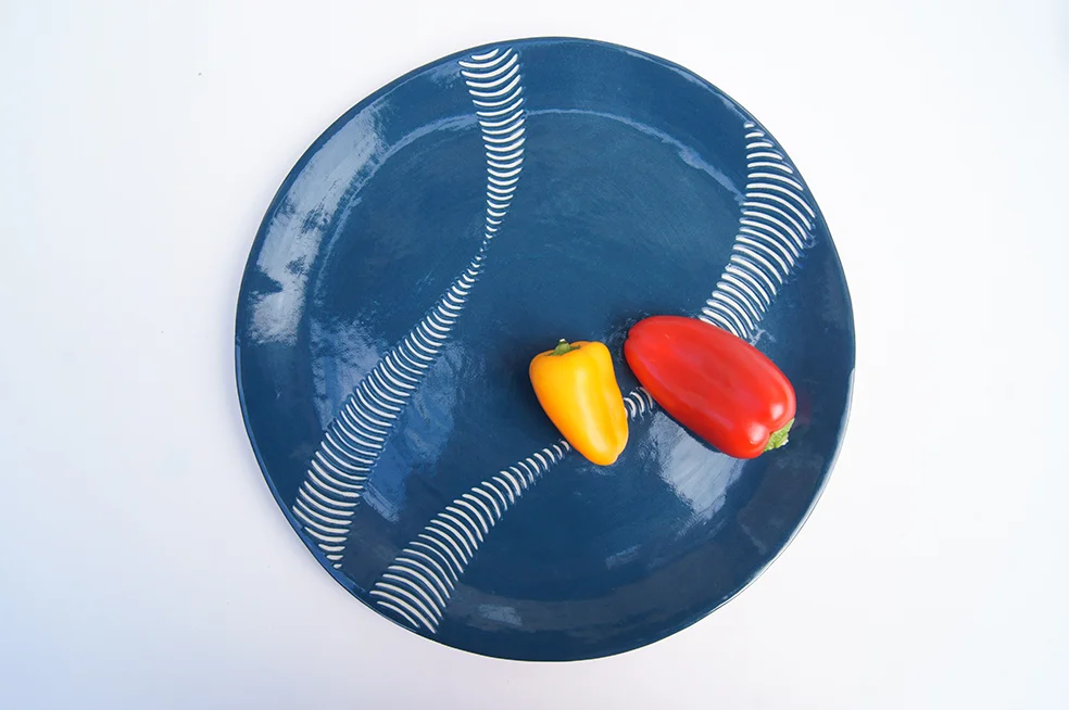 Large dinner plate / dark blue