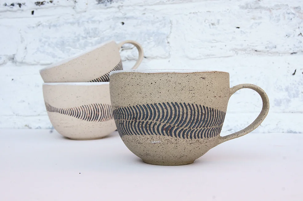 Rustic cup / dark brown on buff flecked