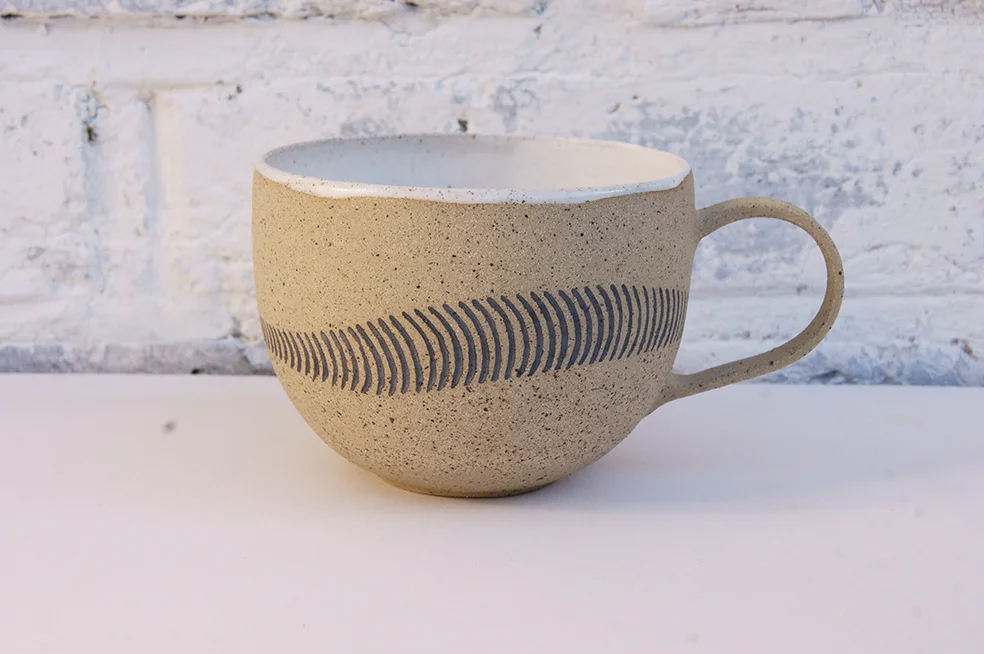 Rustic cup / dark brown on buff flecked