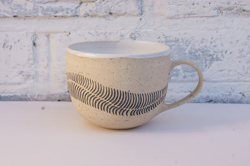 Rustic cup / dark brown on white flecked