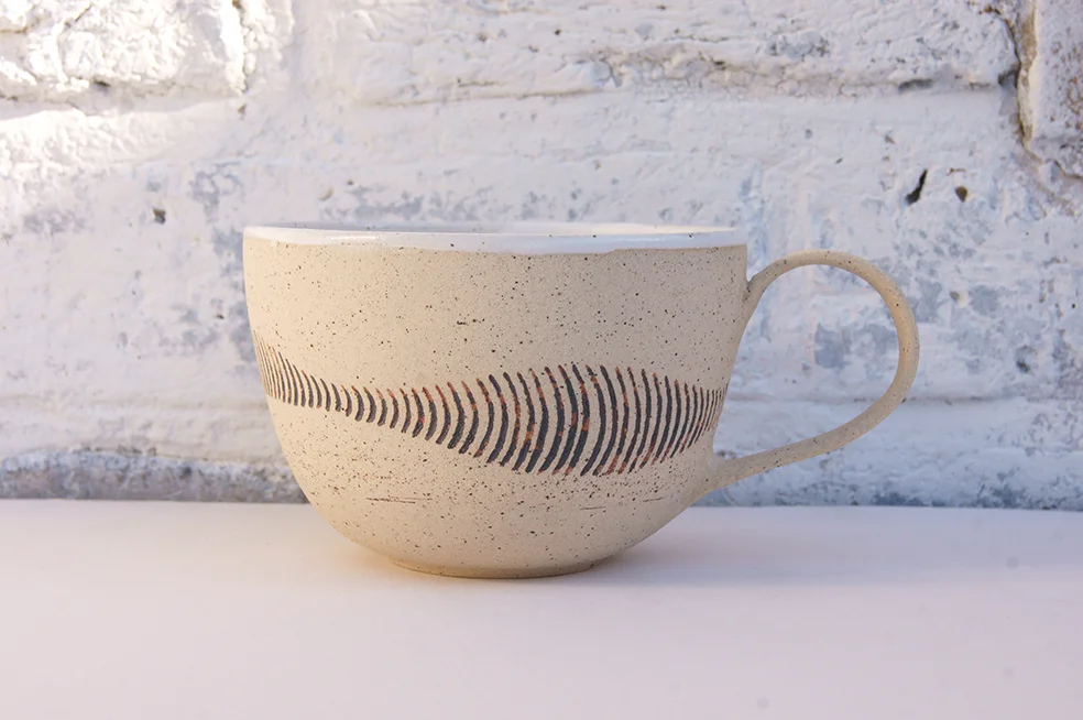 Rustic cup / maroon on white flecked