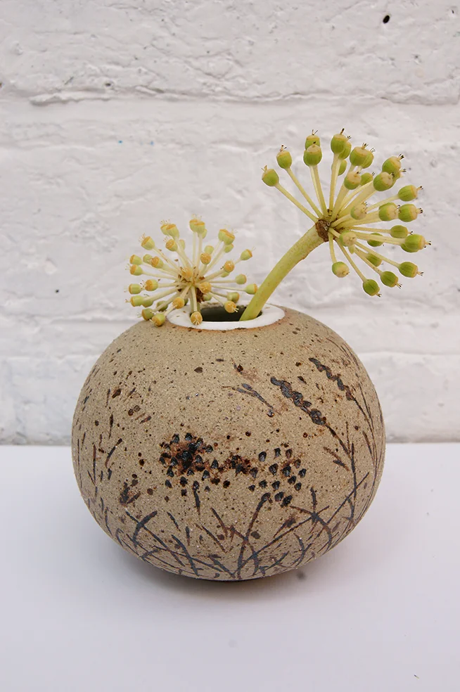 Meadow bulb vase / natural maroon