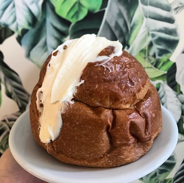 Maritozzo con la panna.
Homemade whipped cream on a sweet brioche bun👊🌈👊 #seriousitaliancoffee #seriousitalianfood #best #italian #coffee #espresso #food #eastlondon #bethnalgreen #towerhamlets #romanroad #victoriapark #londoncoffeeshops #italianc