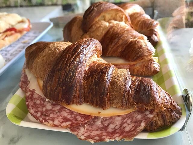 Cornetto salame e scamorza.
Have a good week beautiful people😘

#seriousitaliancoffee #seriousitalianfood #quarantacinque #cafequarantacinque #best #italian #coffee #espresso #cornetto #bethnalgreen #eastlondon #towerhamlets #romanroad #victoriapark