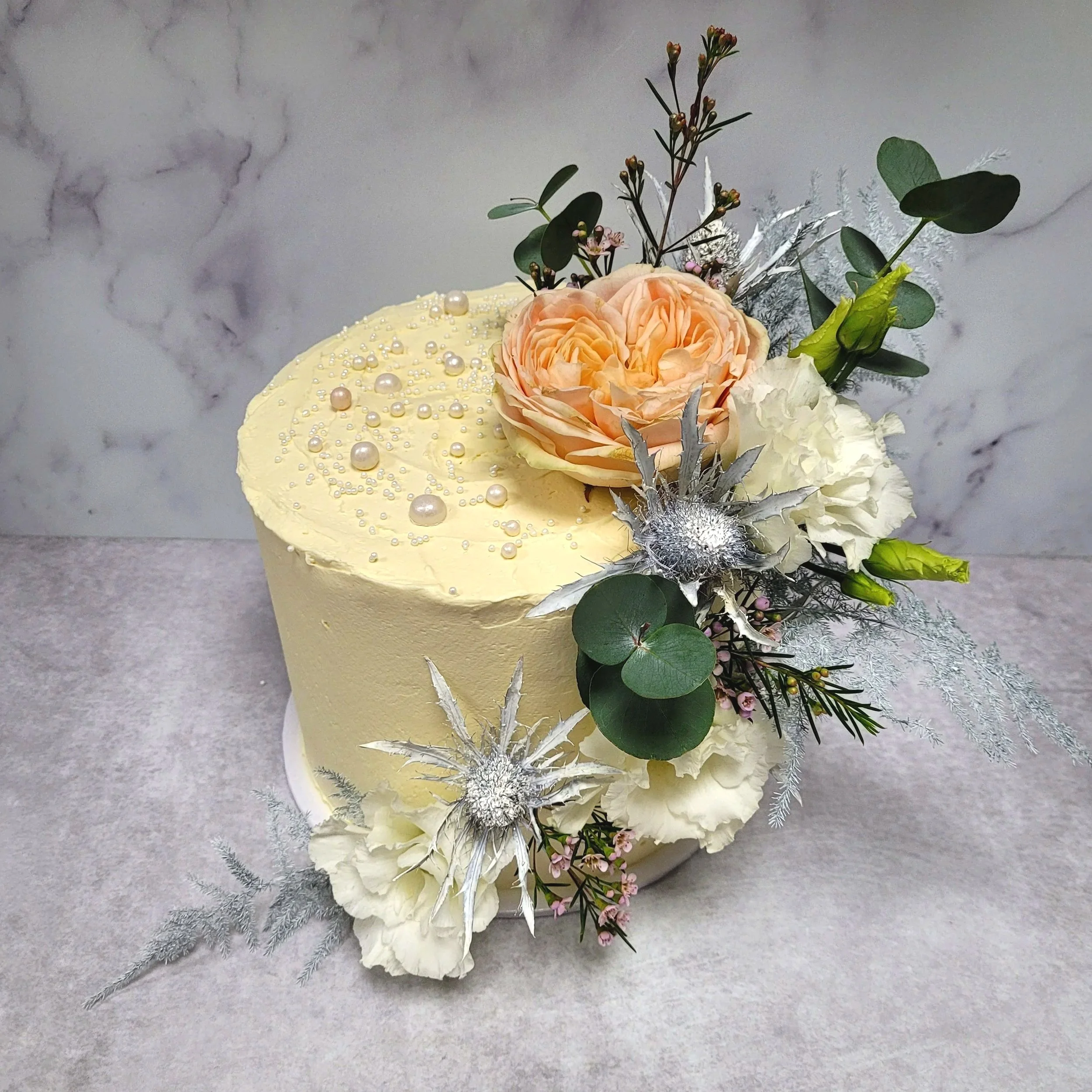 Custom verjaardagstaart met persoonlijke decoratie van ETN Bakery 