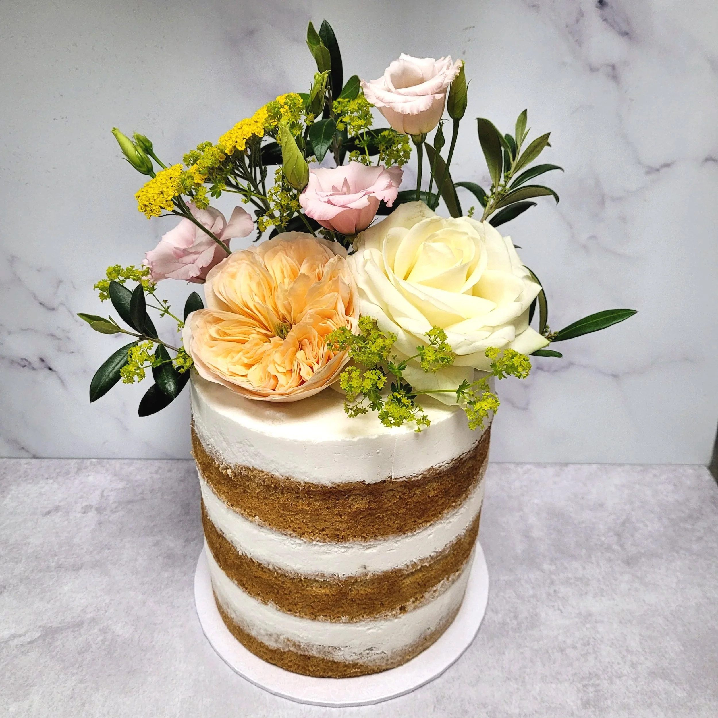 Kleurrijke plantbased feesttaart voor een verjaardag of bruiloft