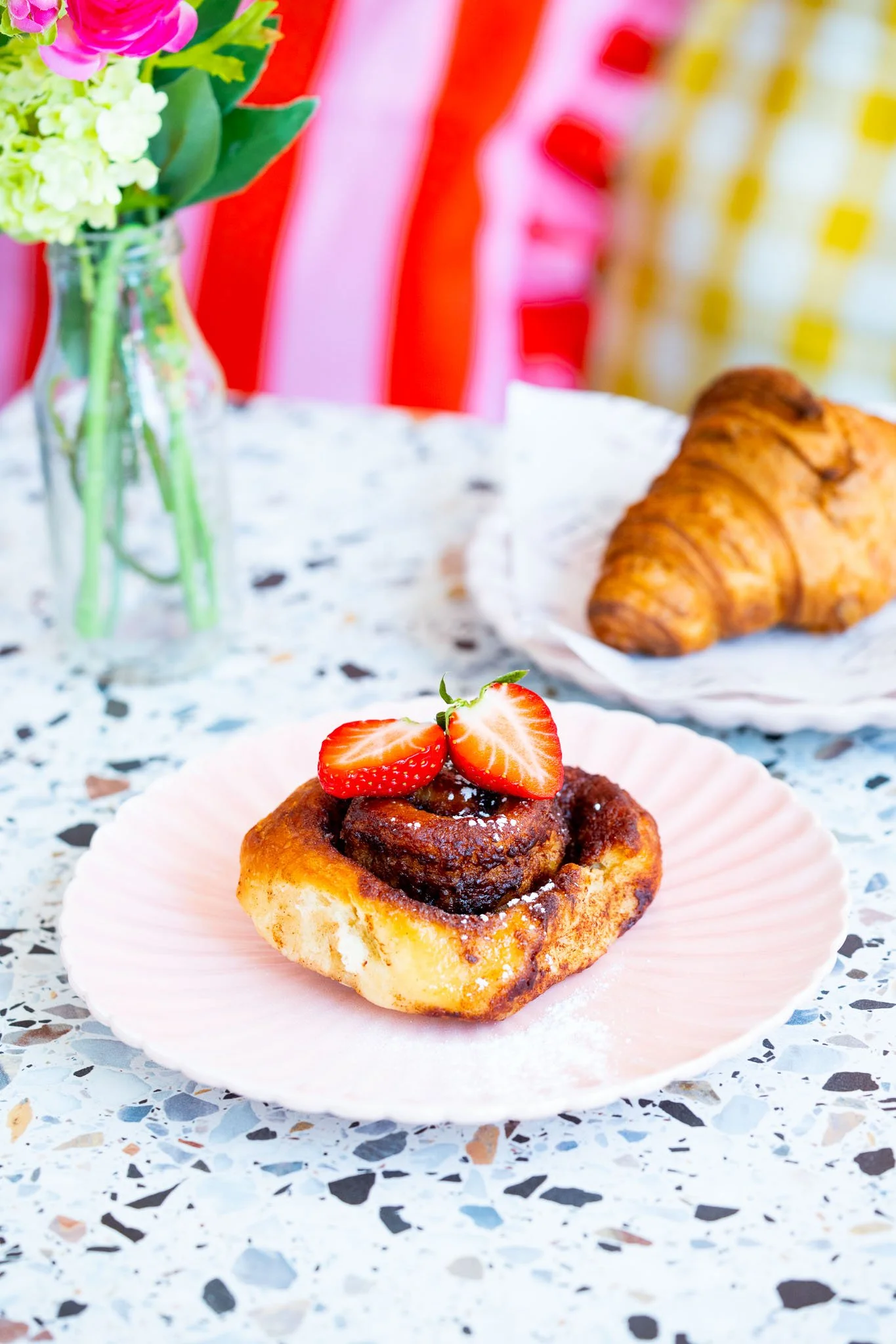 Verse croissants en homemade cinnamon rolls voor een lekker ontbijt in Enschede