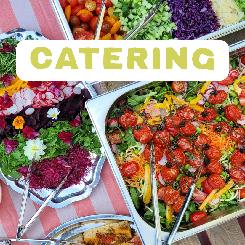 Salade met groenten en tomaatjes, op een buffet, met een bord met quiche ernaast. Catering van ETN in Enschede. Tacobuffet. Sweettable. 