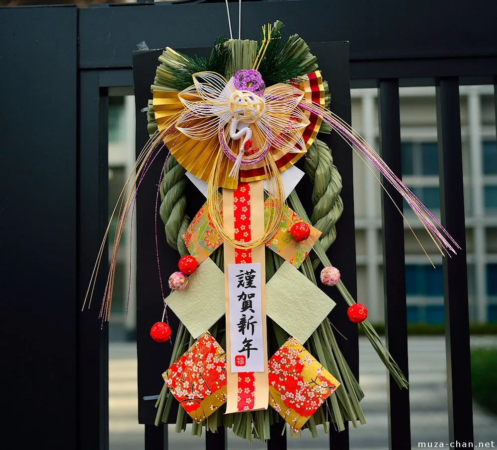 Shimenawa, the sacred braided straw rope used in a shimekazari decoration, holds deep meaning for the Japanese. When hung above the entryway of a site, it marks the border to pure space where the gods can descend, such as the entrance to a shrine precinct or a ritual site.