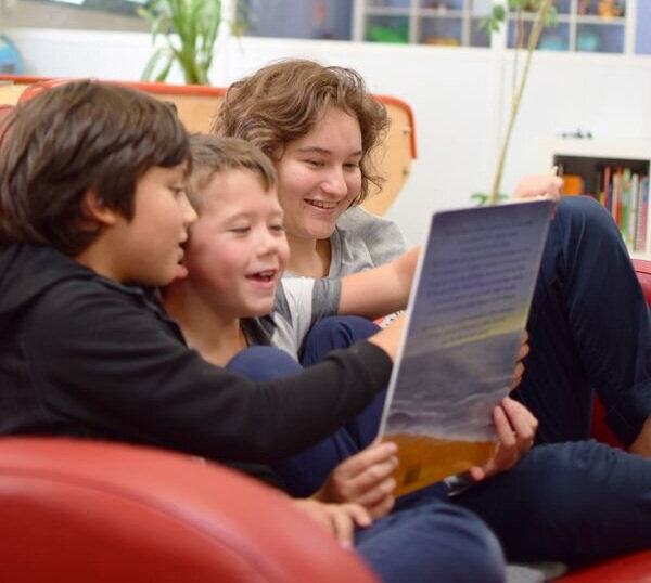  Certains enfants apprennent à lire de manière informelle, en lisant régulièrement des livres avec d’autres membres 