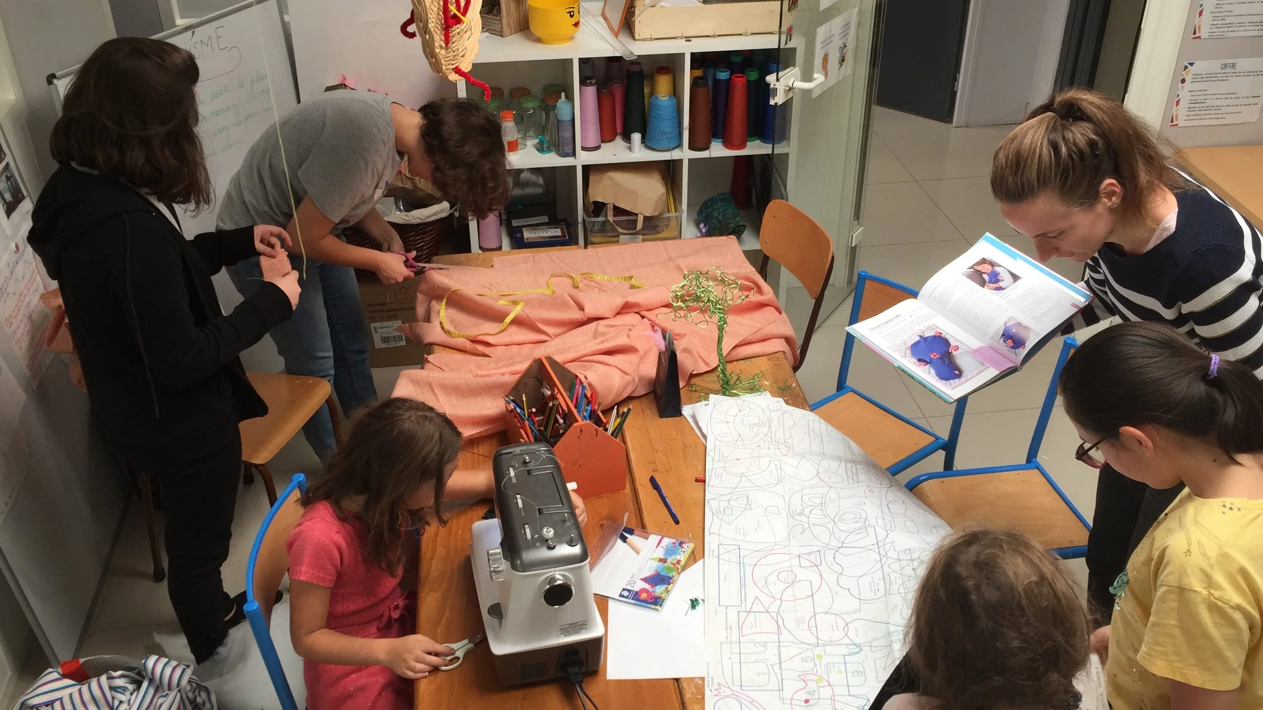  En faisant de la couture, on développe sa créativité, et on apprend également la géométrie, l’algorithmique, la gestion d’un projet… 