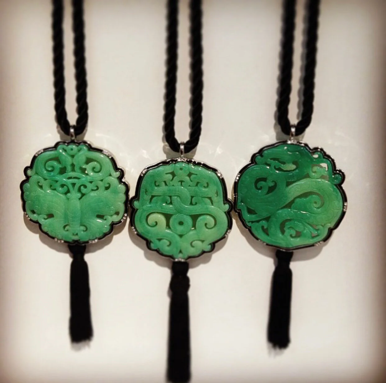 Collana con ciondolo intagliato verde