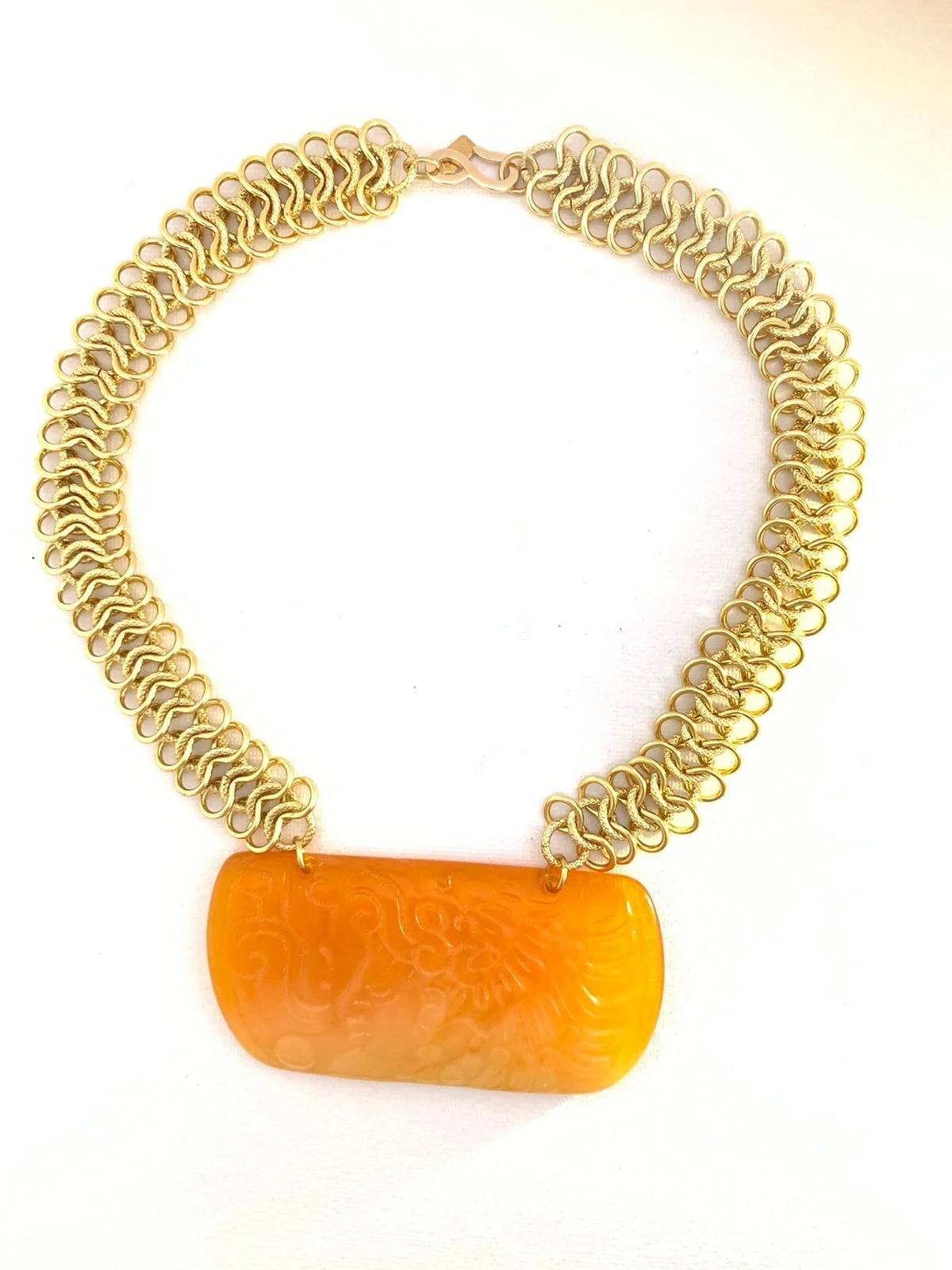 Collana con pendente intagliato