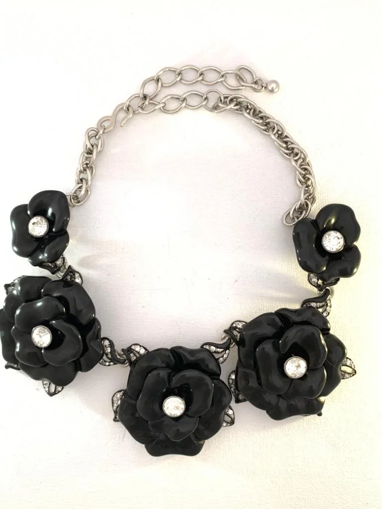 Collana camelie nere strass.