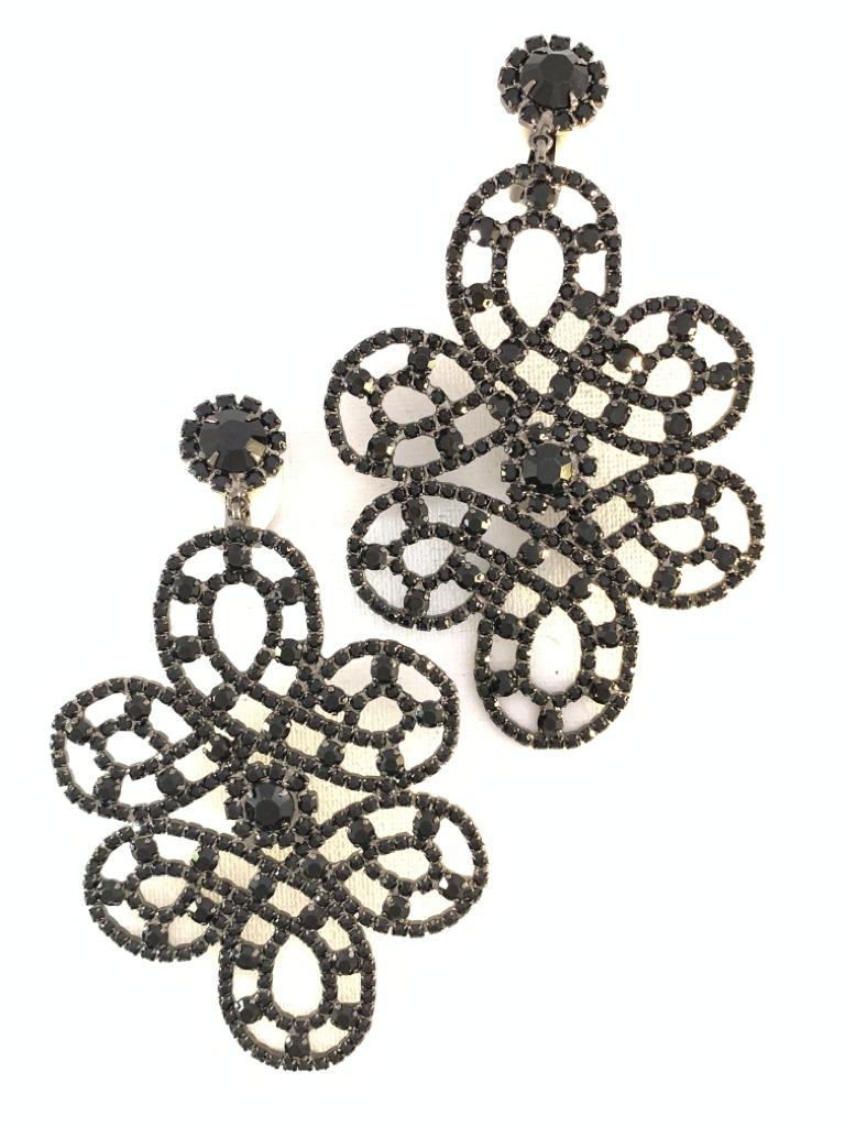 Orecchini pendenti neri in strass.