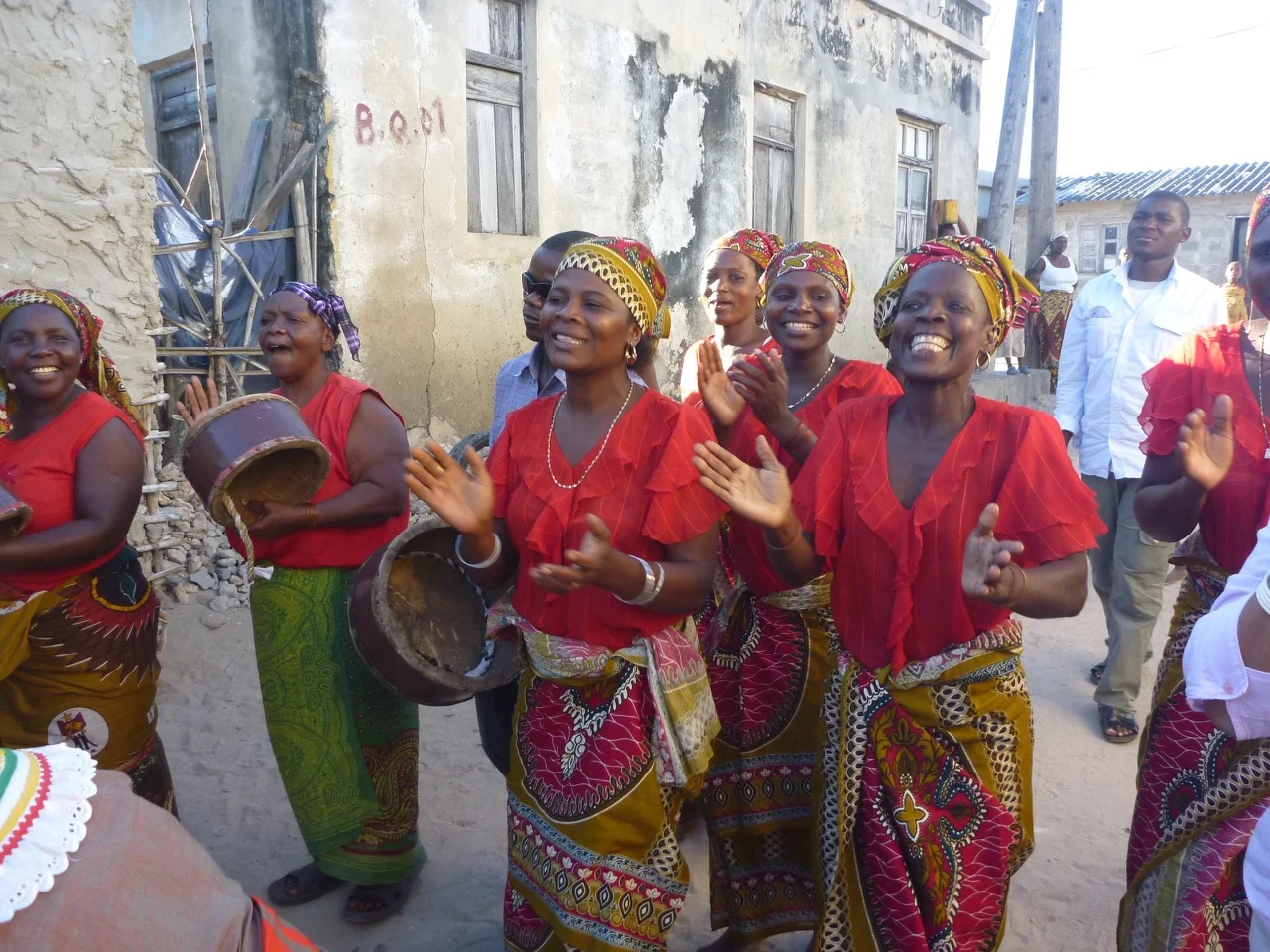Women performing, Isla de Moçambique