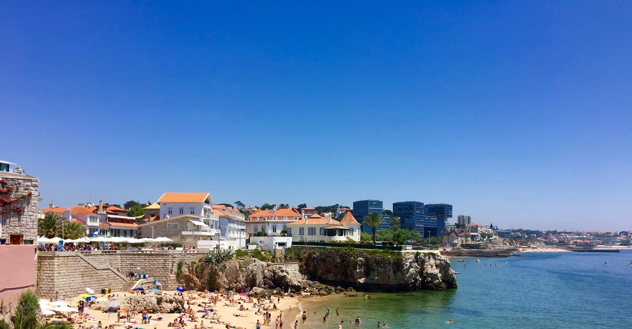 A crowded Praia da Rainha