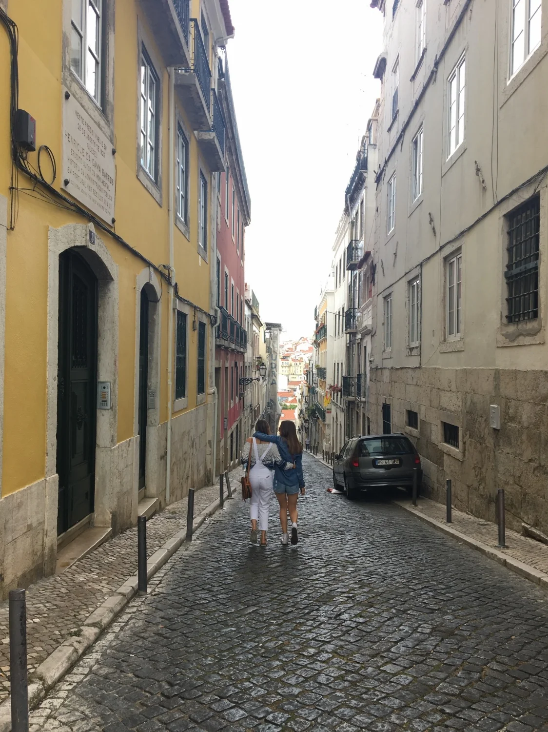 Amanda and her sister, Vikki, walking through Bairro Alto. (Lisbon, 2016)
