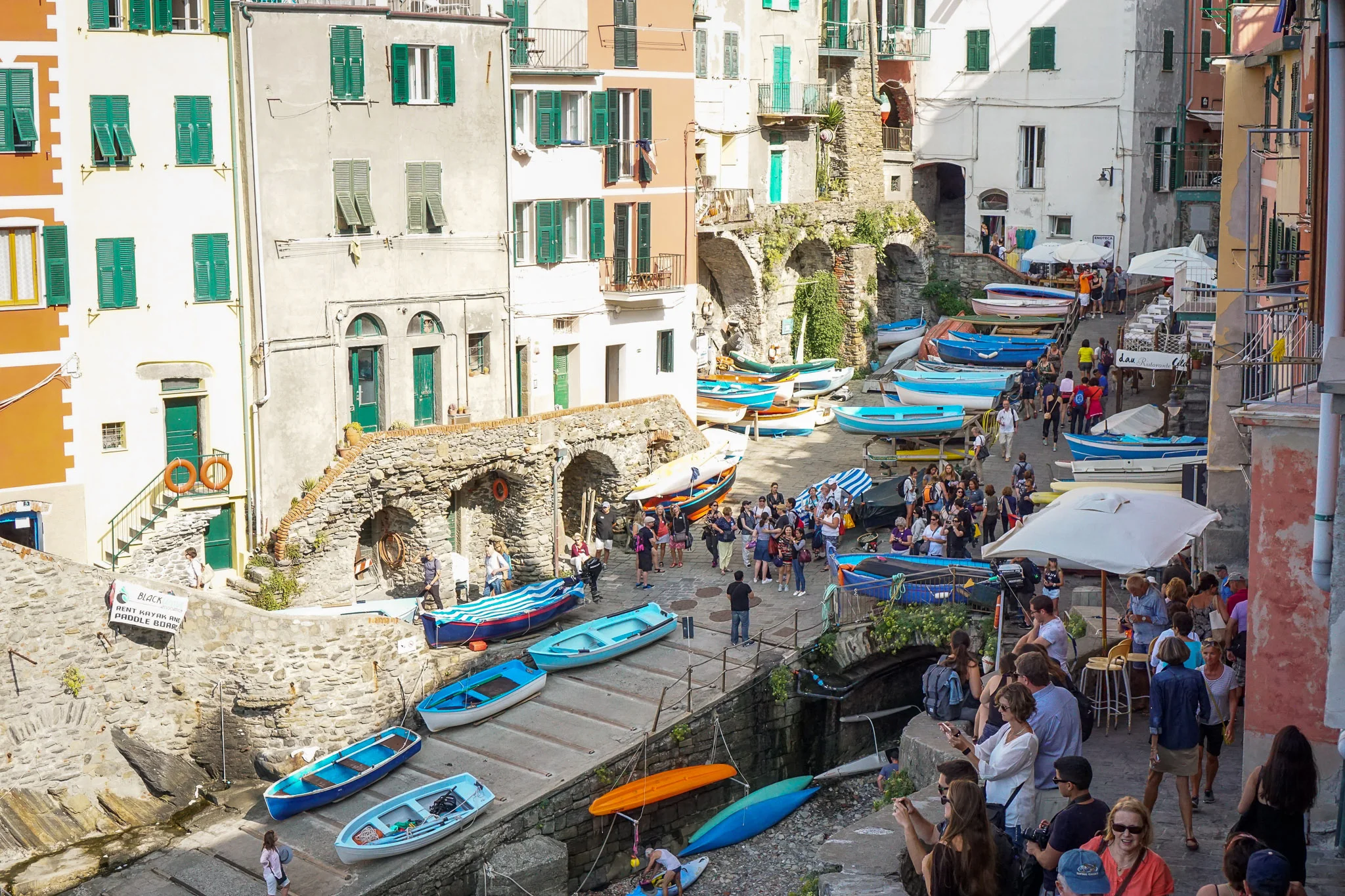 So many tourists! What it really looks like.