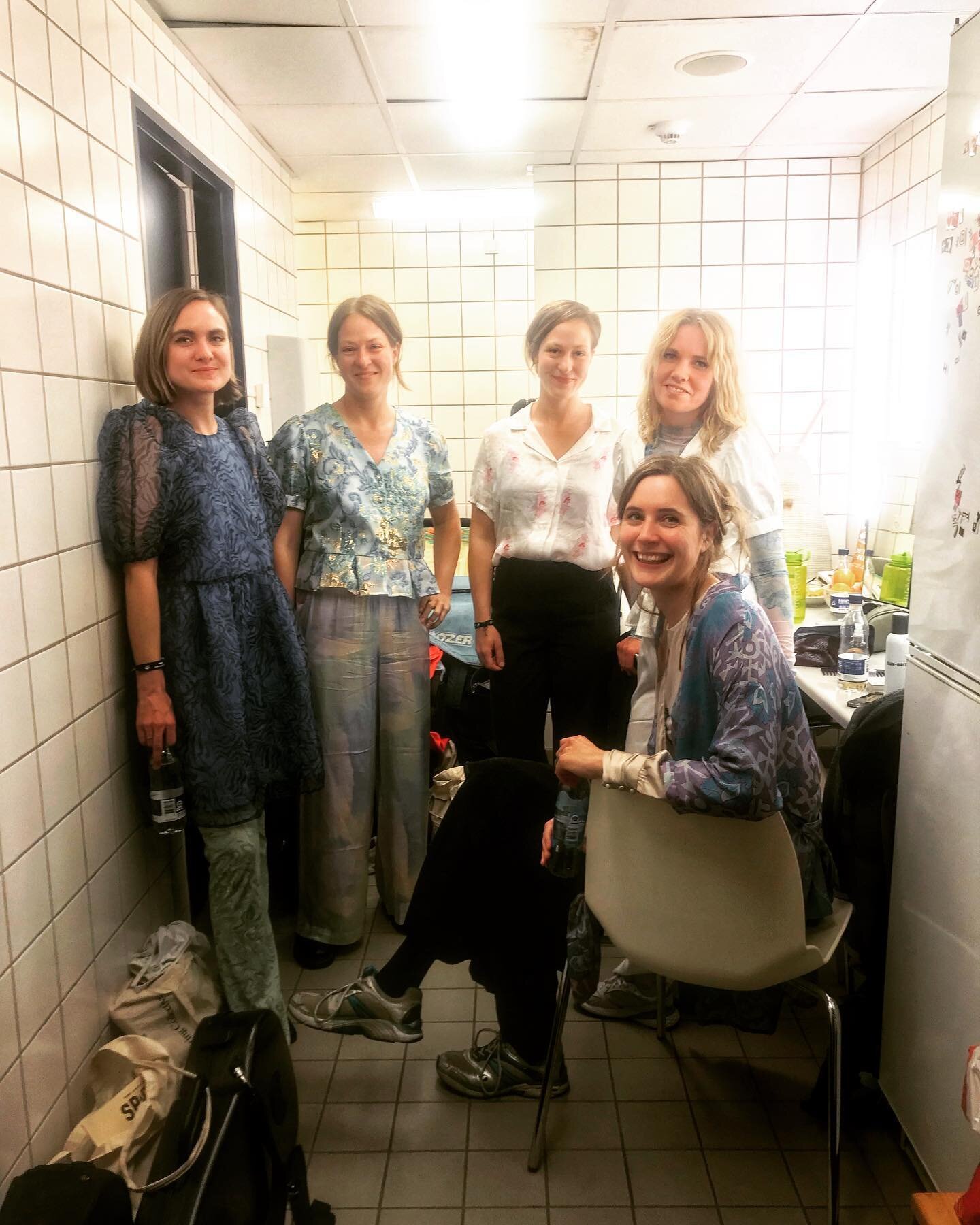 Thank you so much to everyone who came to our showcase at @spotfestival last night. Thank you to @sunshipaarhus and @jazzdanmark for setting this up! We had such a fun time 💕
Pre-show vibe ⭐️

#freeimprovisation #strings #crushstringcollective #expe