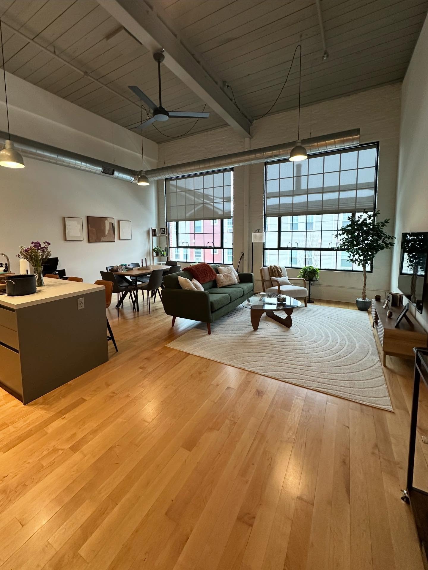 Large south-facing 1 BR/ 1 BA coming available mid-April.  893 sq ft.

DM for listing!