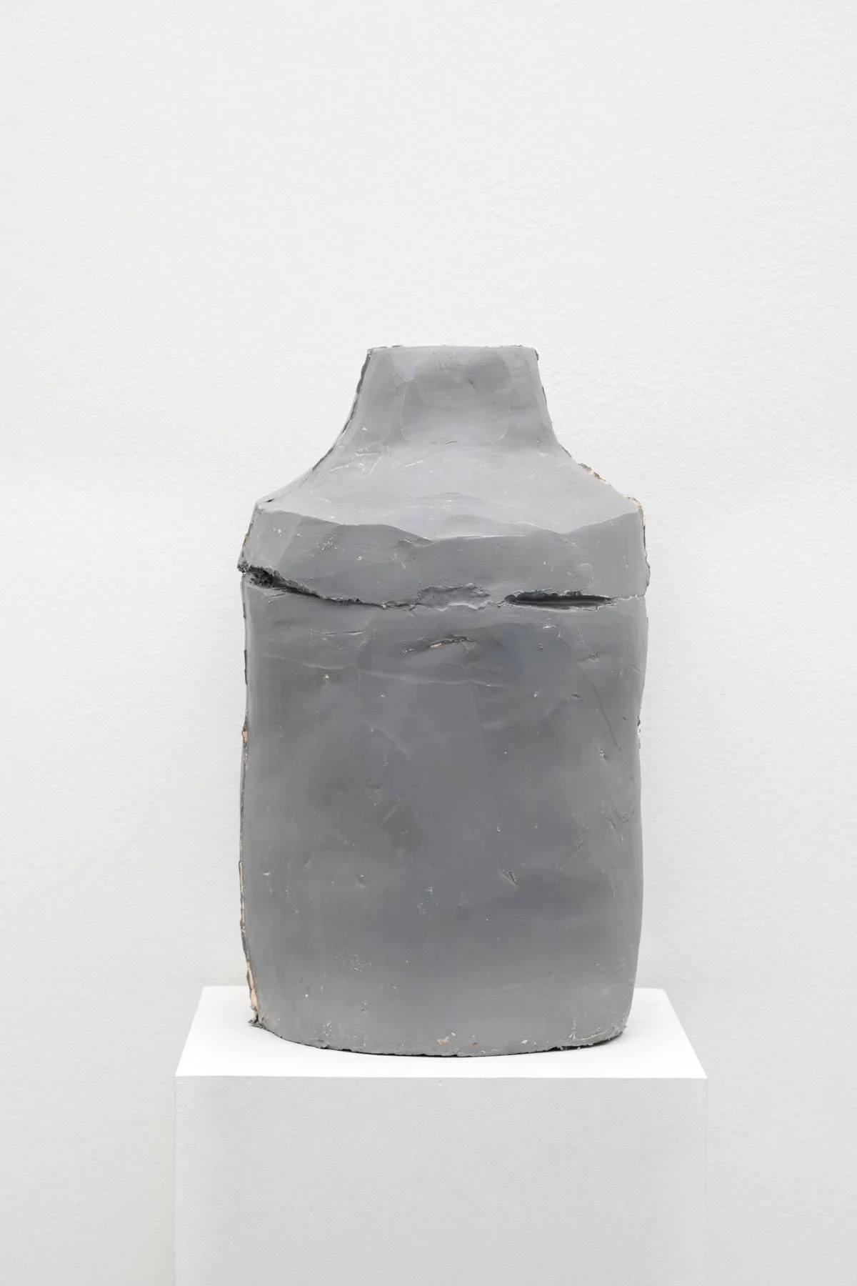   Vasija con tapa , resina, 27 x 16x 16 inches, 2024.    