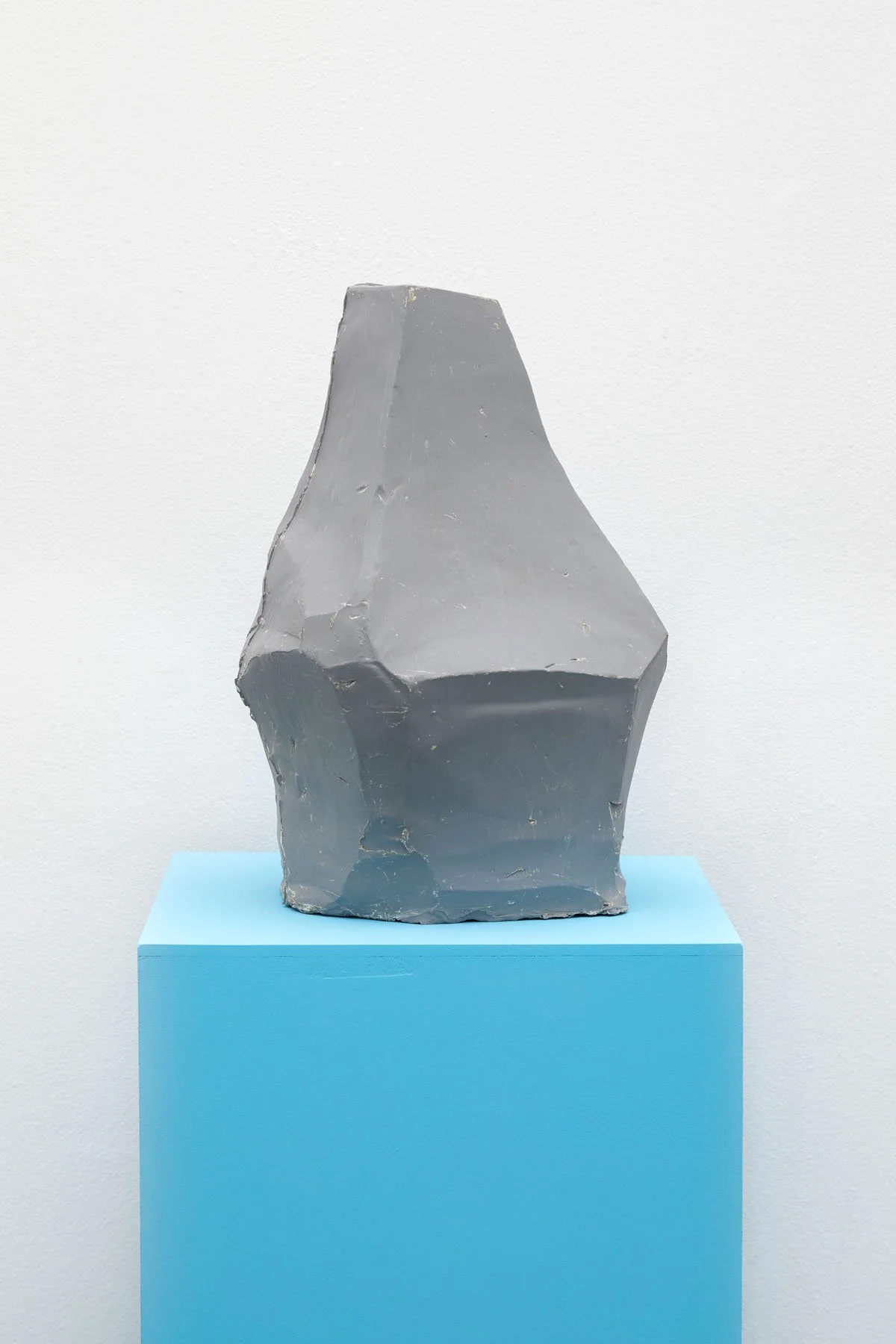   De flores,  resin, 20 x 16x 16 inches, 2024. 