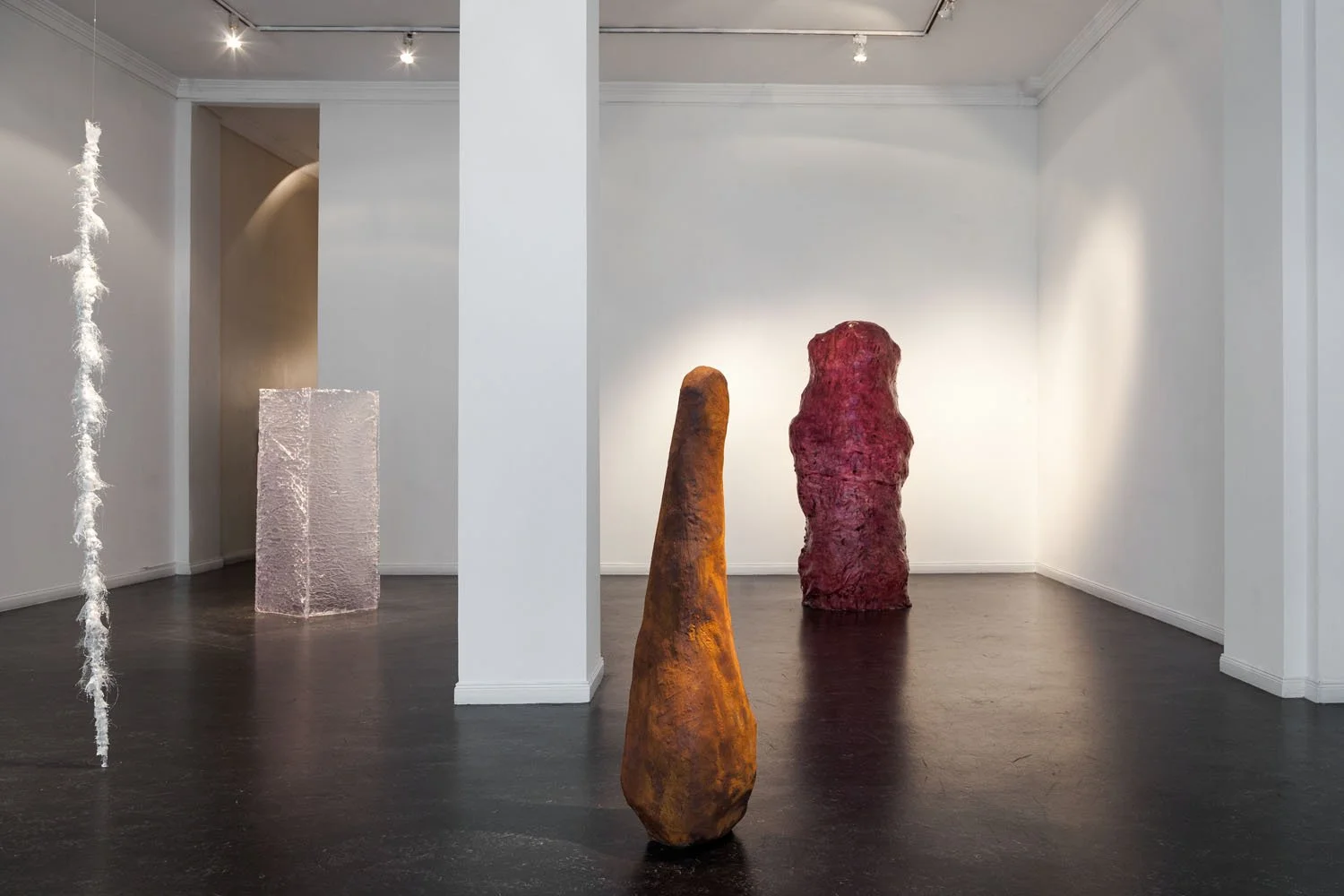  Lo nube, resin and bronze, dimensions variable, Vasari Gallery, Buenos Aires, 2018.    