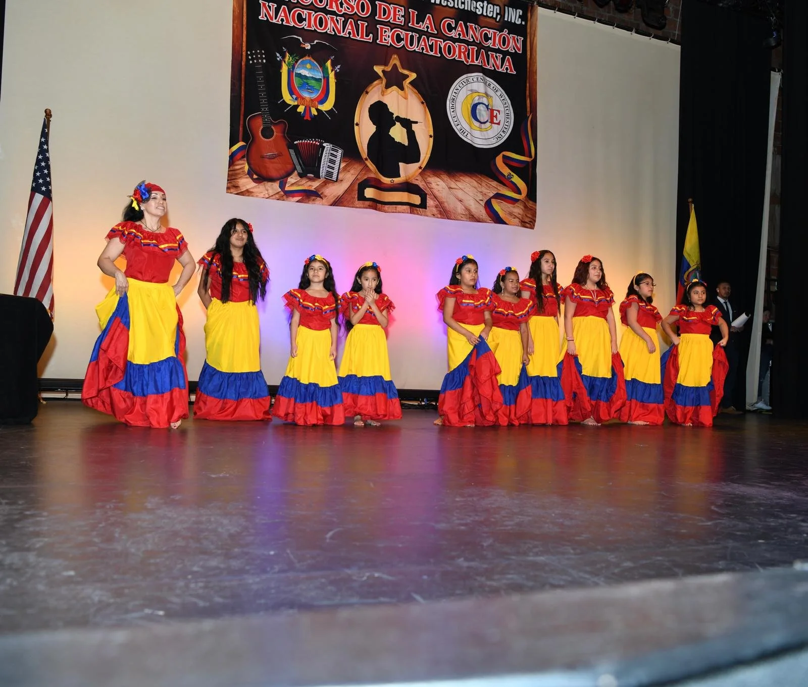 Presentation at the Paramount Theater . Ecuadprian Civic Center