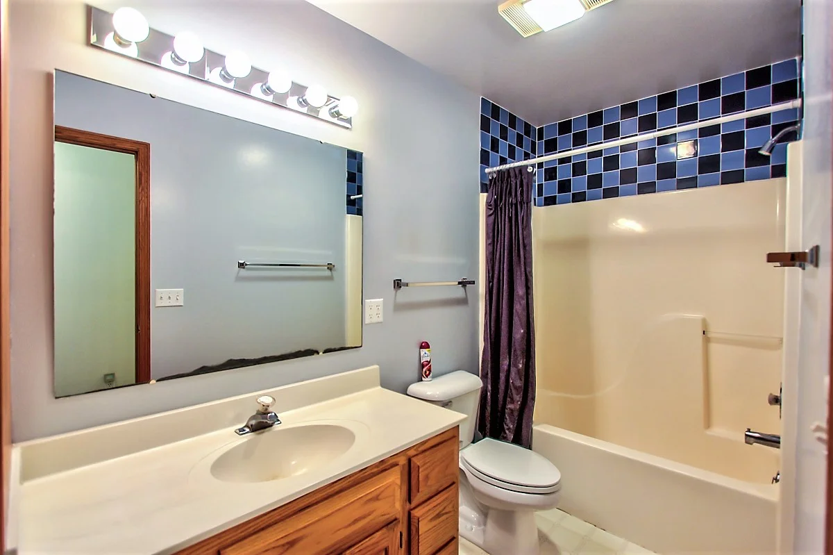 1525 Wayridge Dr-Full bath.jpg