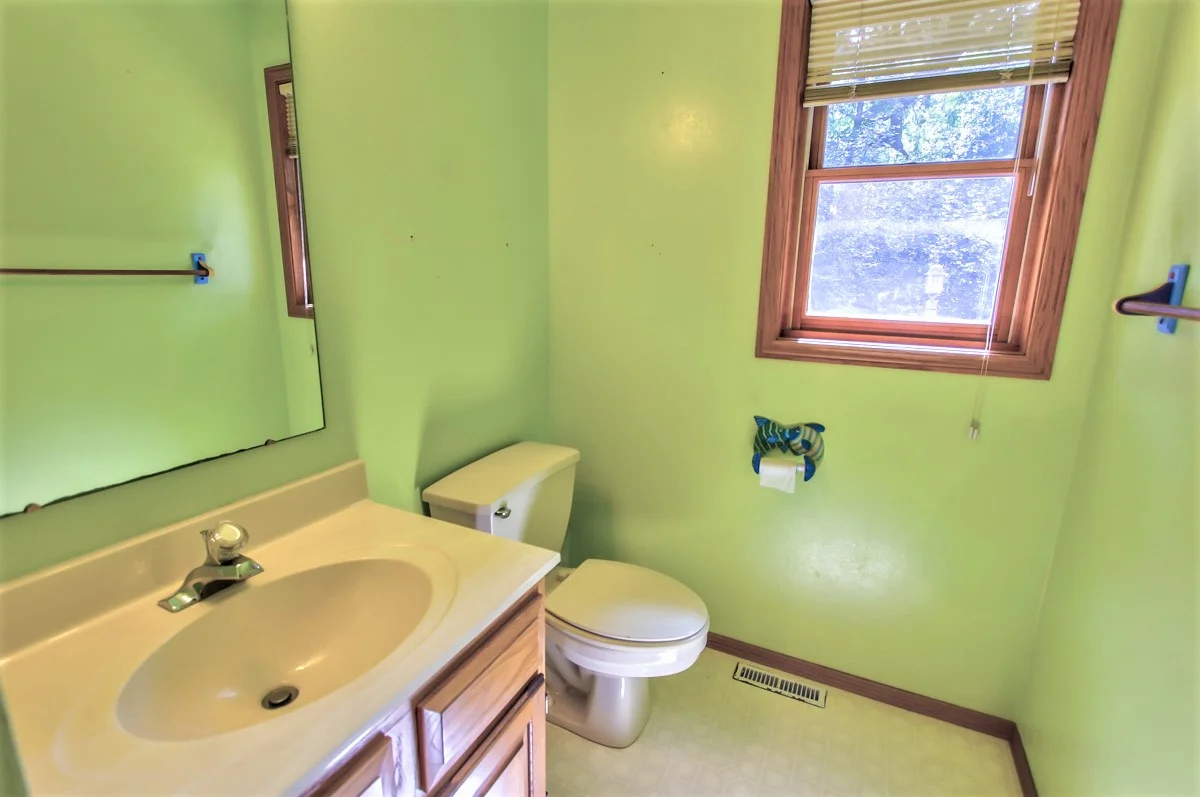 1525 Wayridge Dr-half bath.jpg